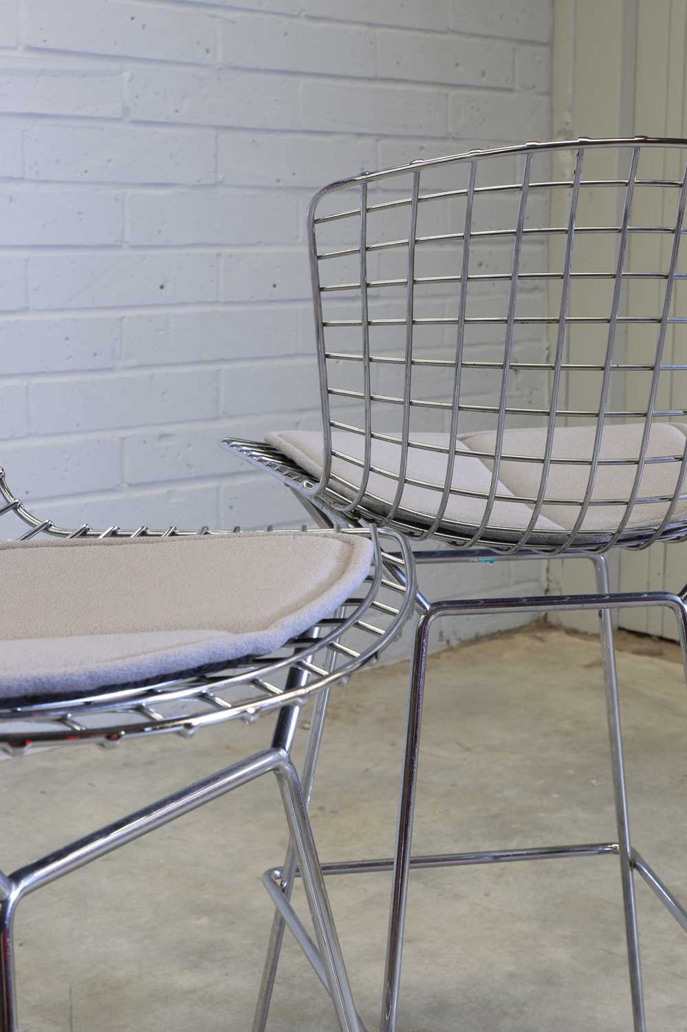 A pair of Bertoia bar stools, - Image 5 of 5