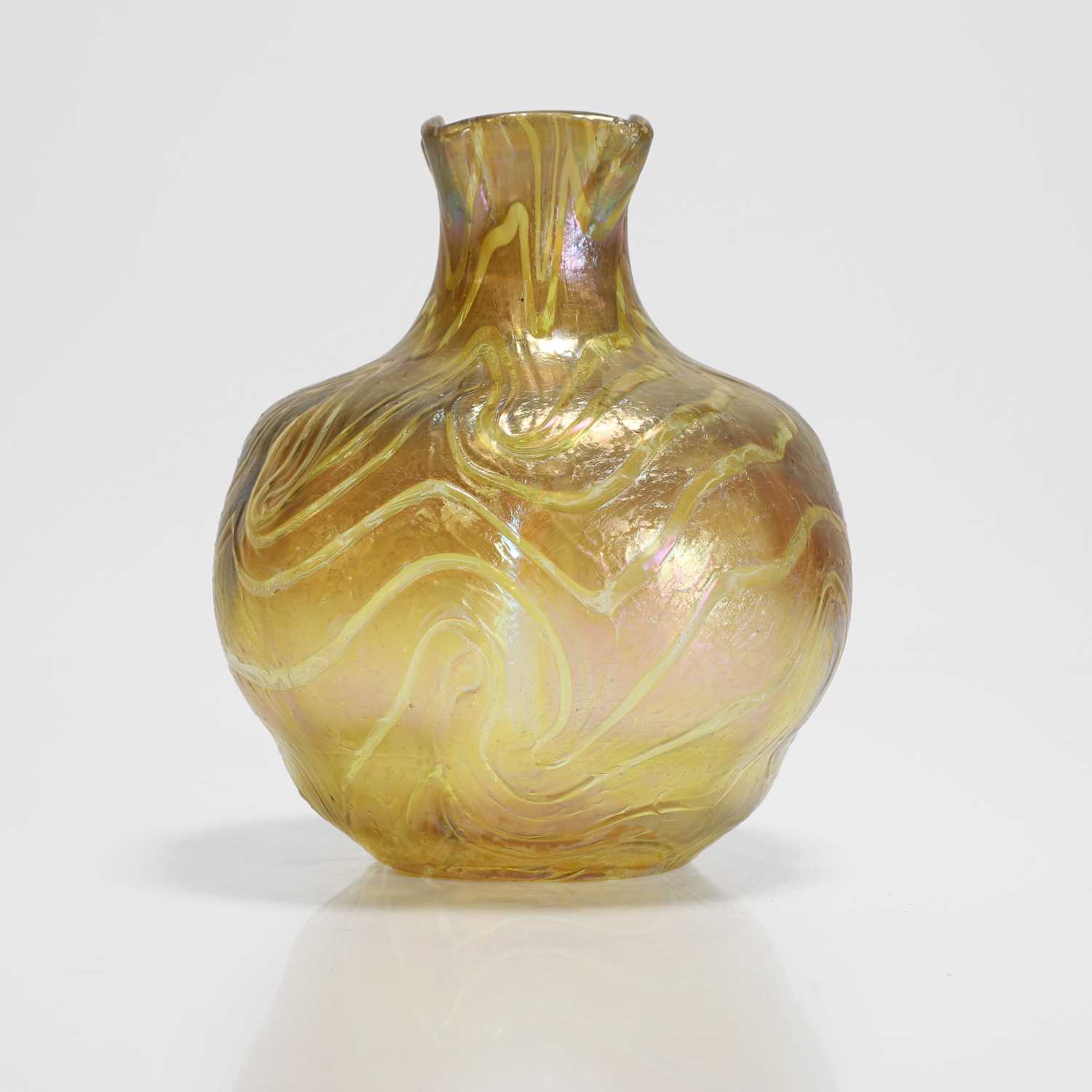 A German Fritz Heckert 'Changeant' glass vase, - Image 3 of 6