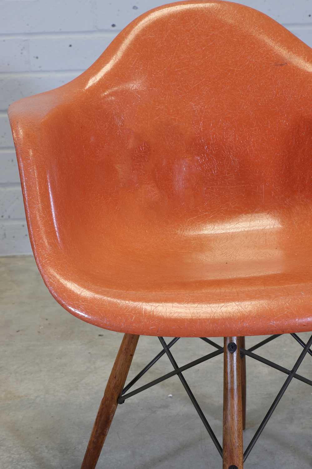 An American 'PAW' fibreglass swivel chair, - Image 5 of 5