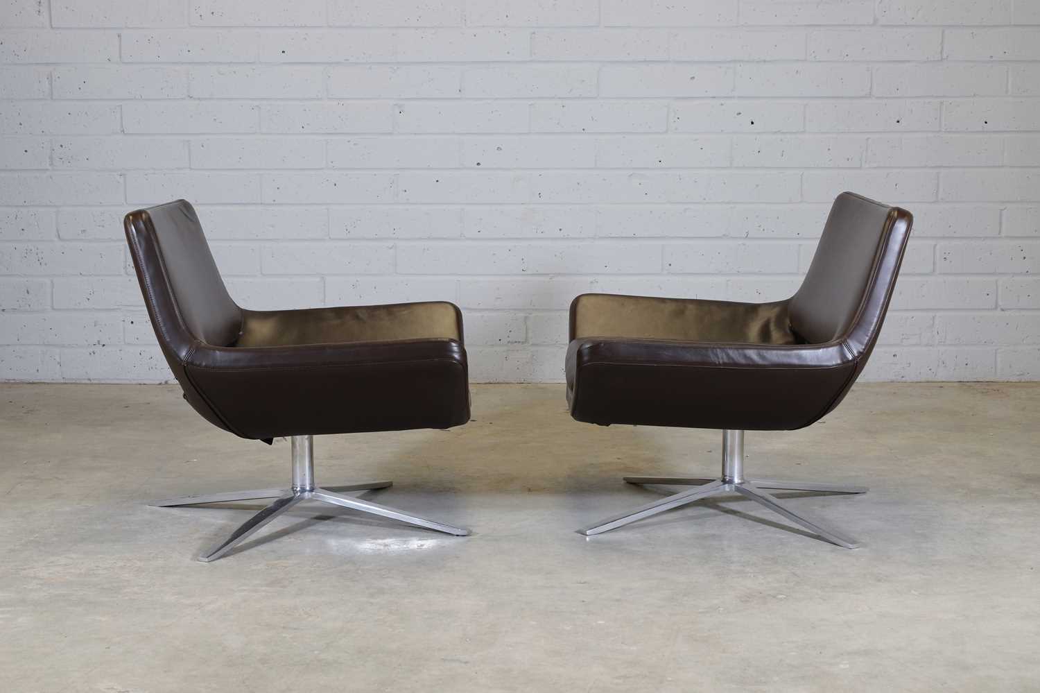 A pair of 'Metropolitan ME84' lounge chairs, - Bild 2 aus 6