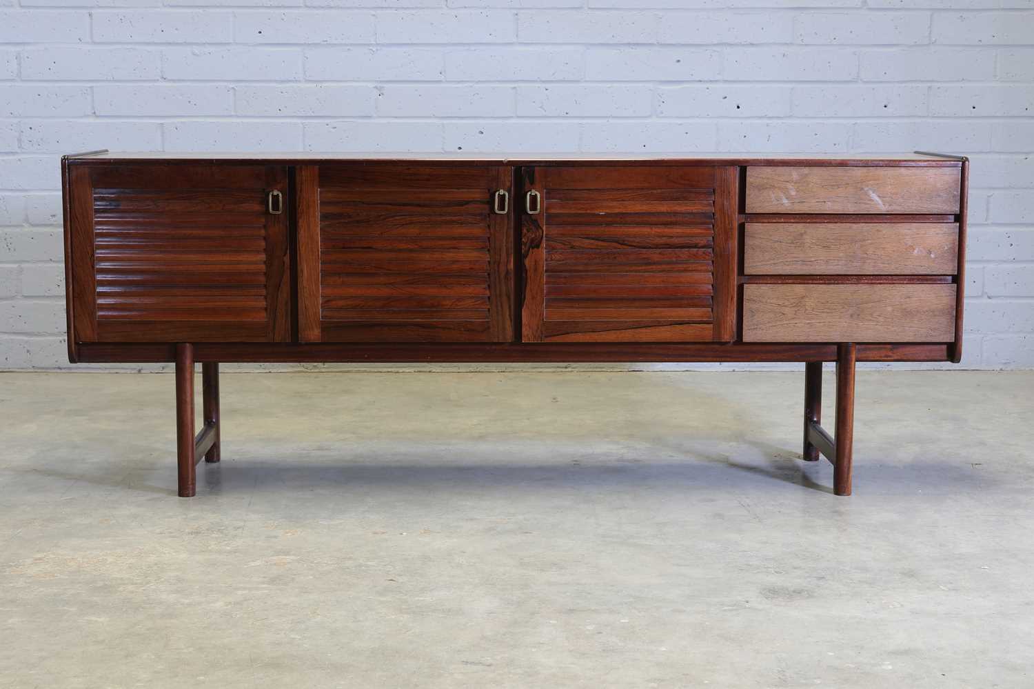 § A McIntosh rosewood sideboard, - Bild 2 aus 3