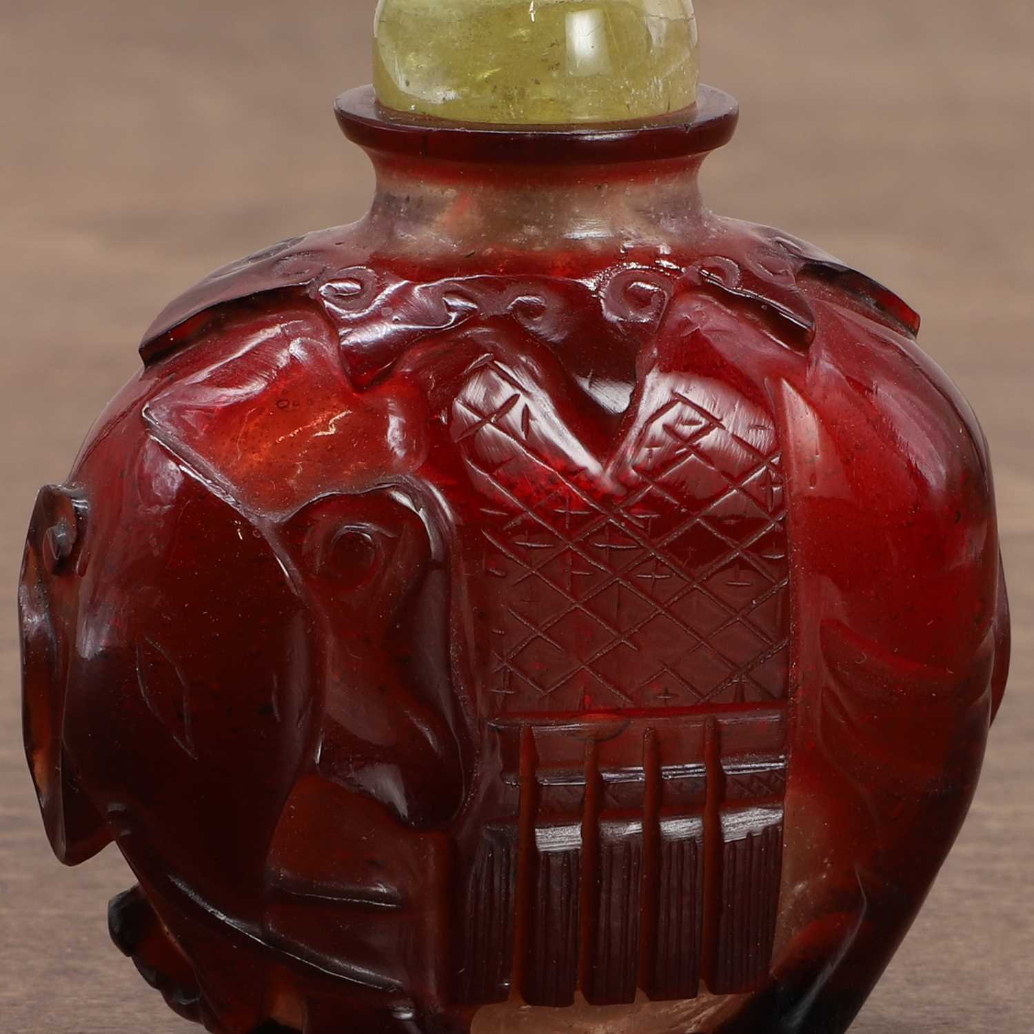 A Chinese overlay Peking glass snuff bottle, - Image 3 of 8