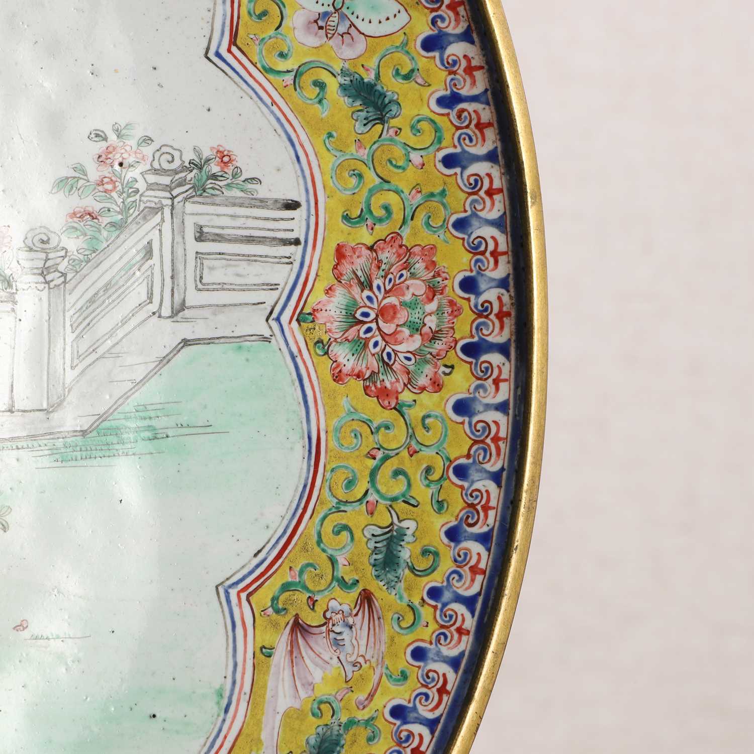 A Chinese Canton painted enamel plate， - Bild 4 aus 5