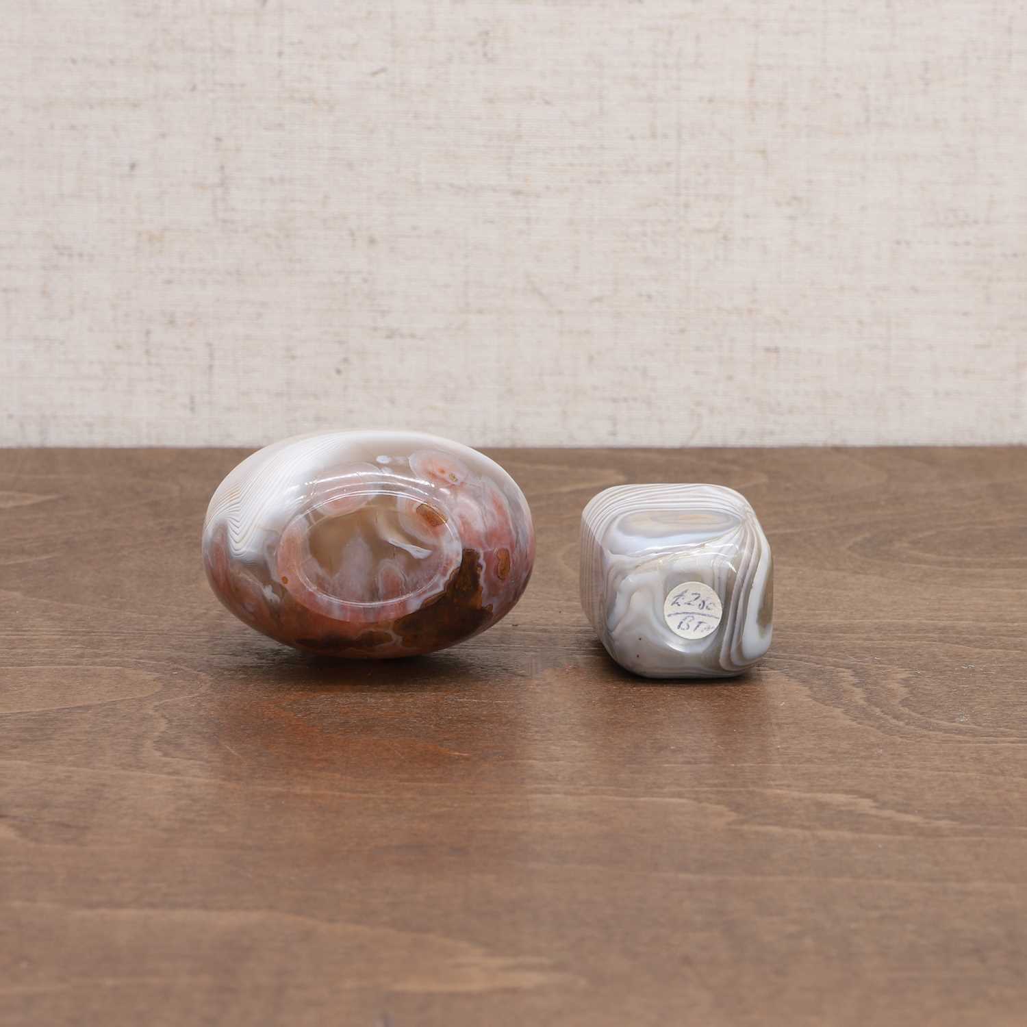 Two Chinese agate snuff bottles, - Image 5 of 7