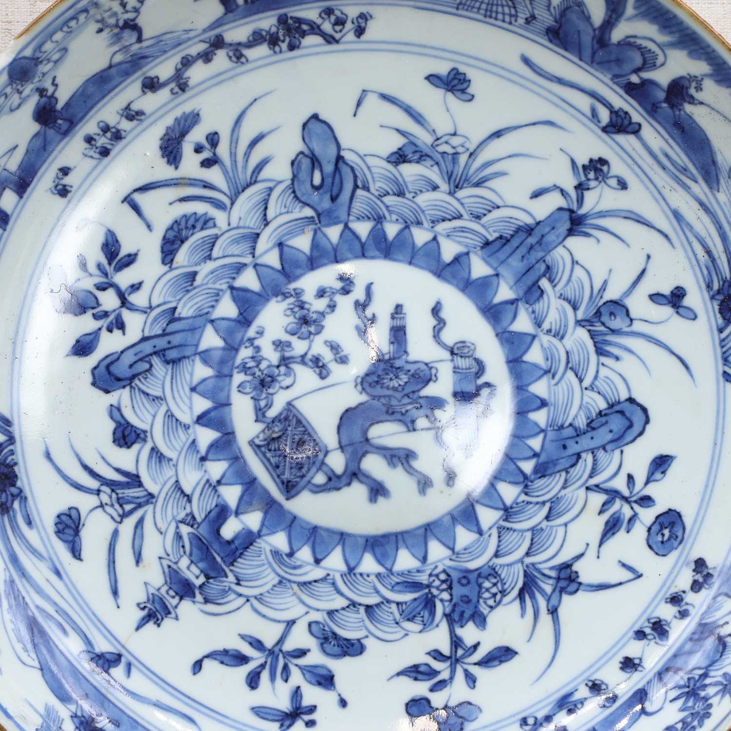 A Chinese blue and white plate, - Bild 5 aus 5