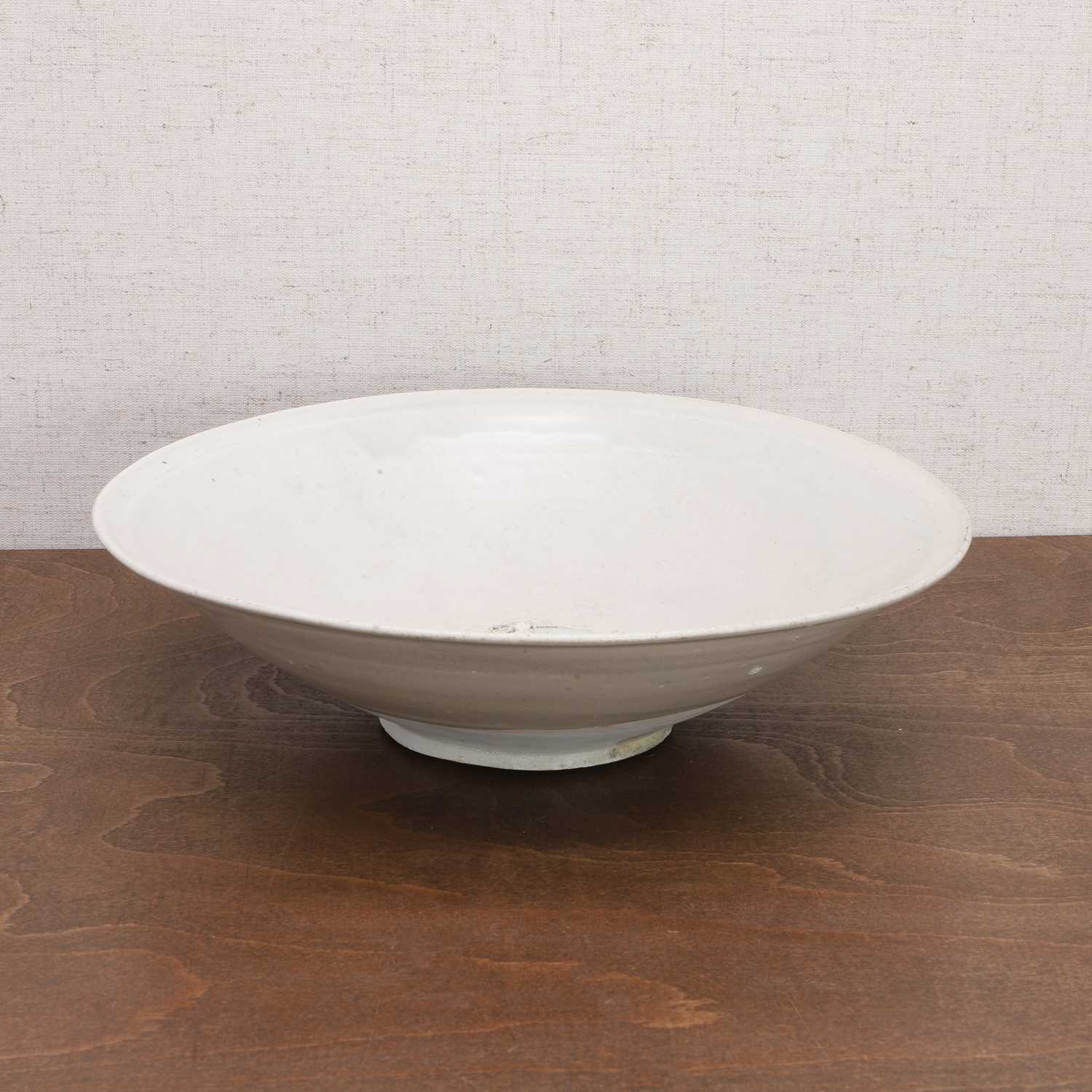 A Chinese white-glazed bowl, - Bild 5 aus 6