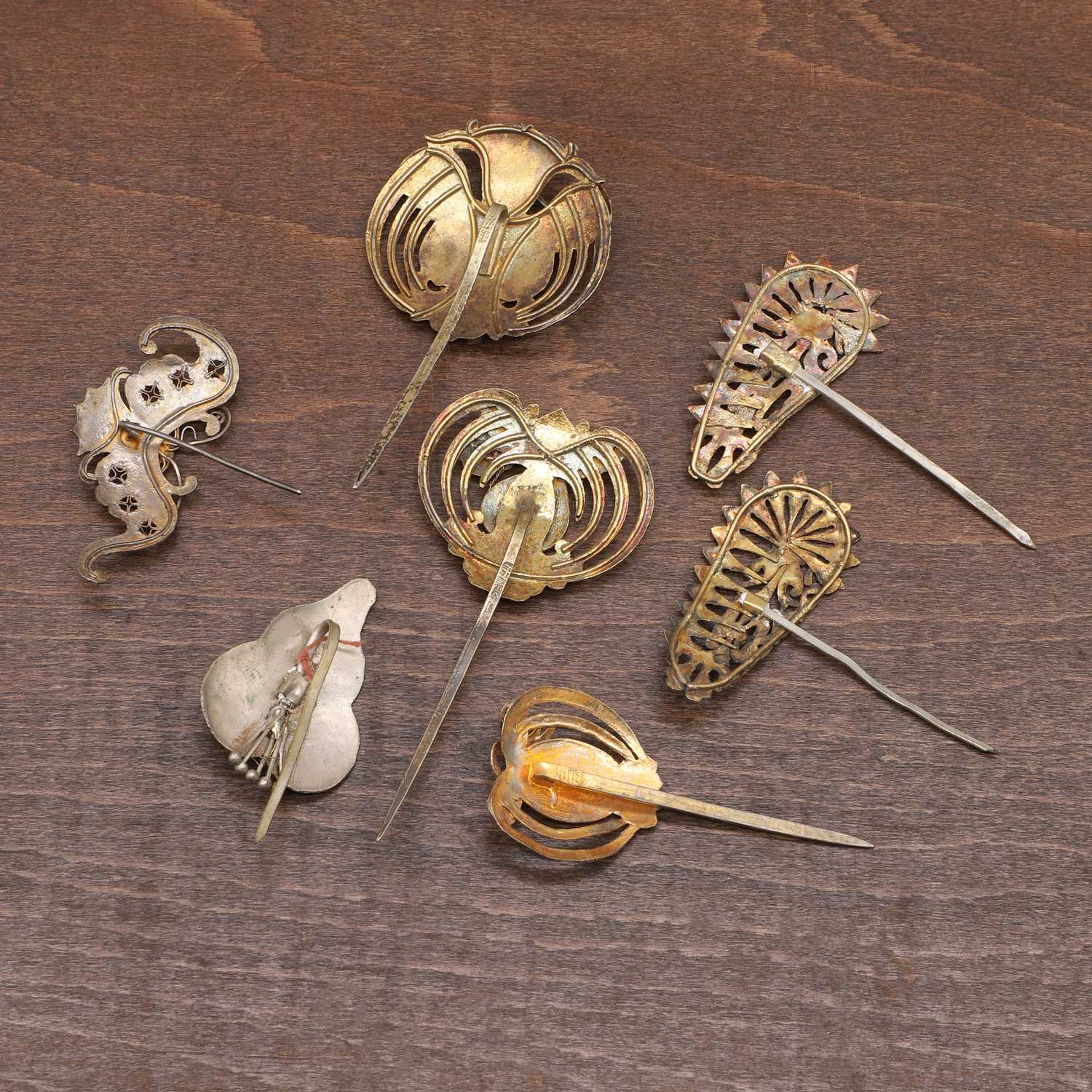 A collection of Chinese gilt-metal and kingfisher feather hairpins, - Bild 5 aus 5