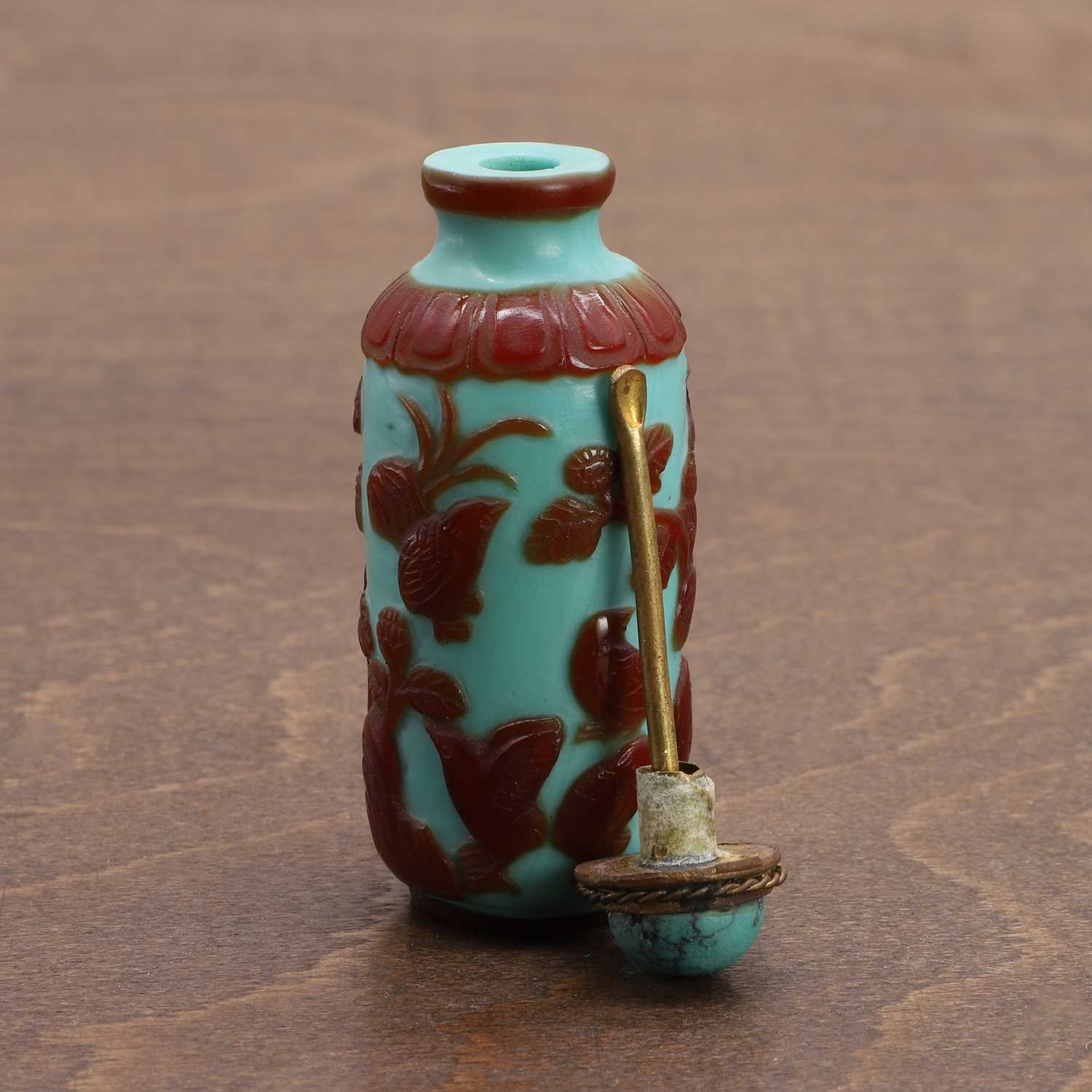 A Chinese overlay Peking glass snuff bottle, - Image 5 of 5