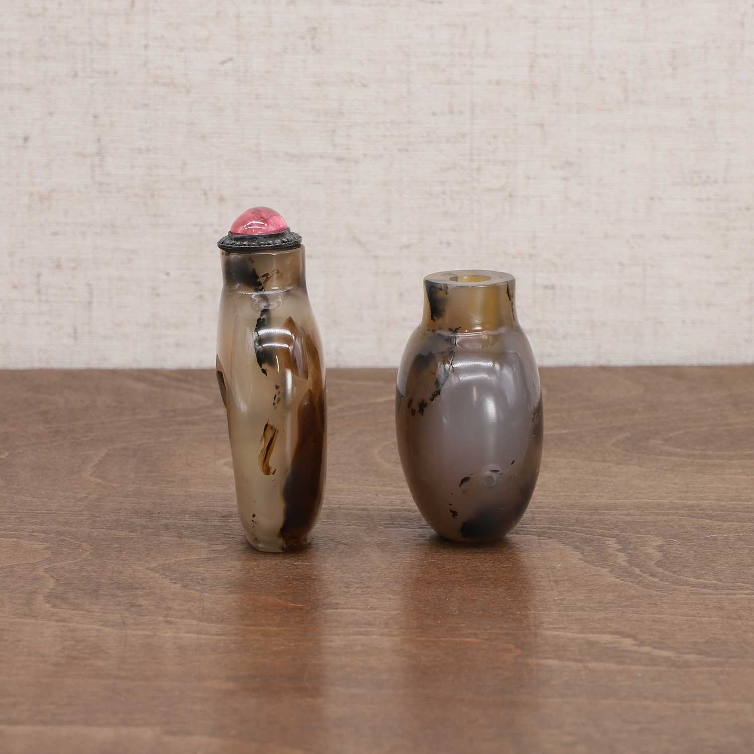 Two Chinese agate snuff bottles, - Image 2 of 7
