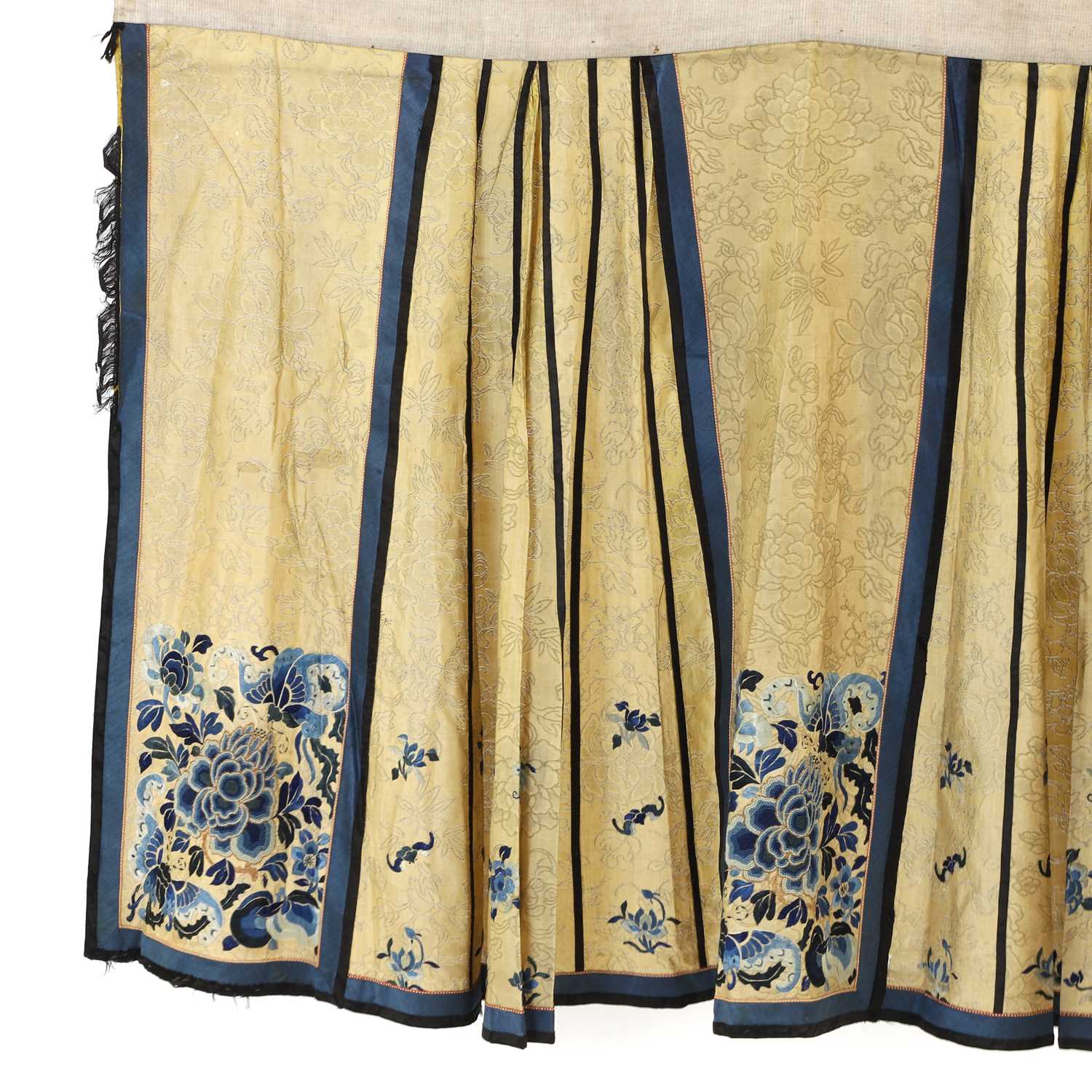 A Chinese embroidered skirt, - Image 3 of 4