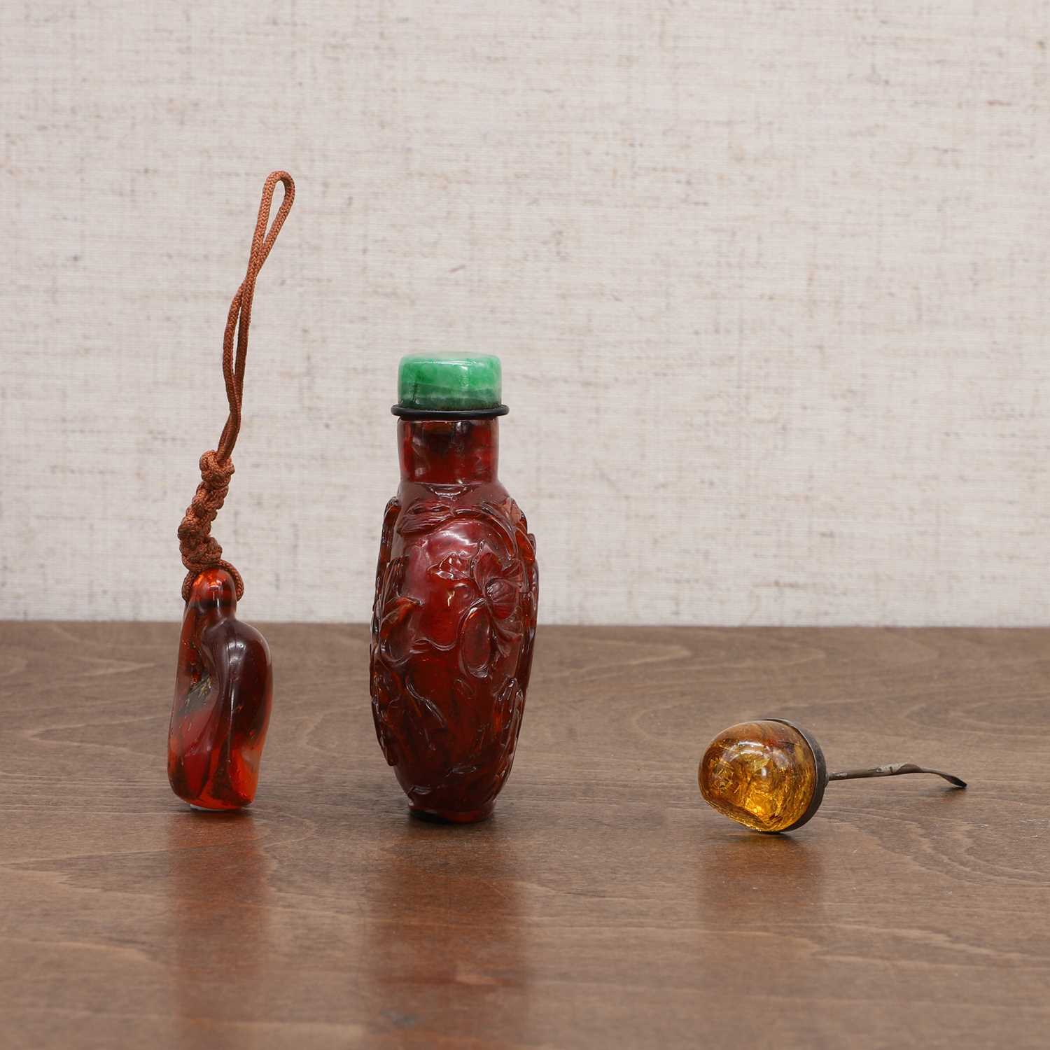 A Chinese amber snuff bottle, - Image 3 of 5