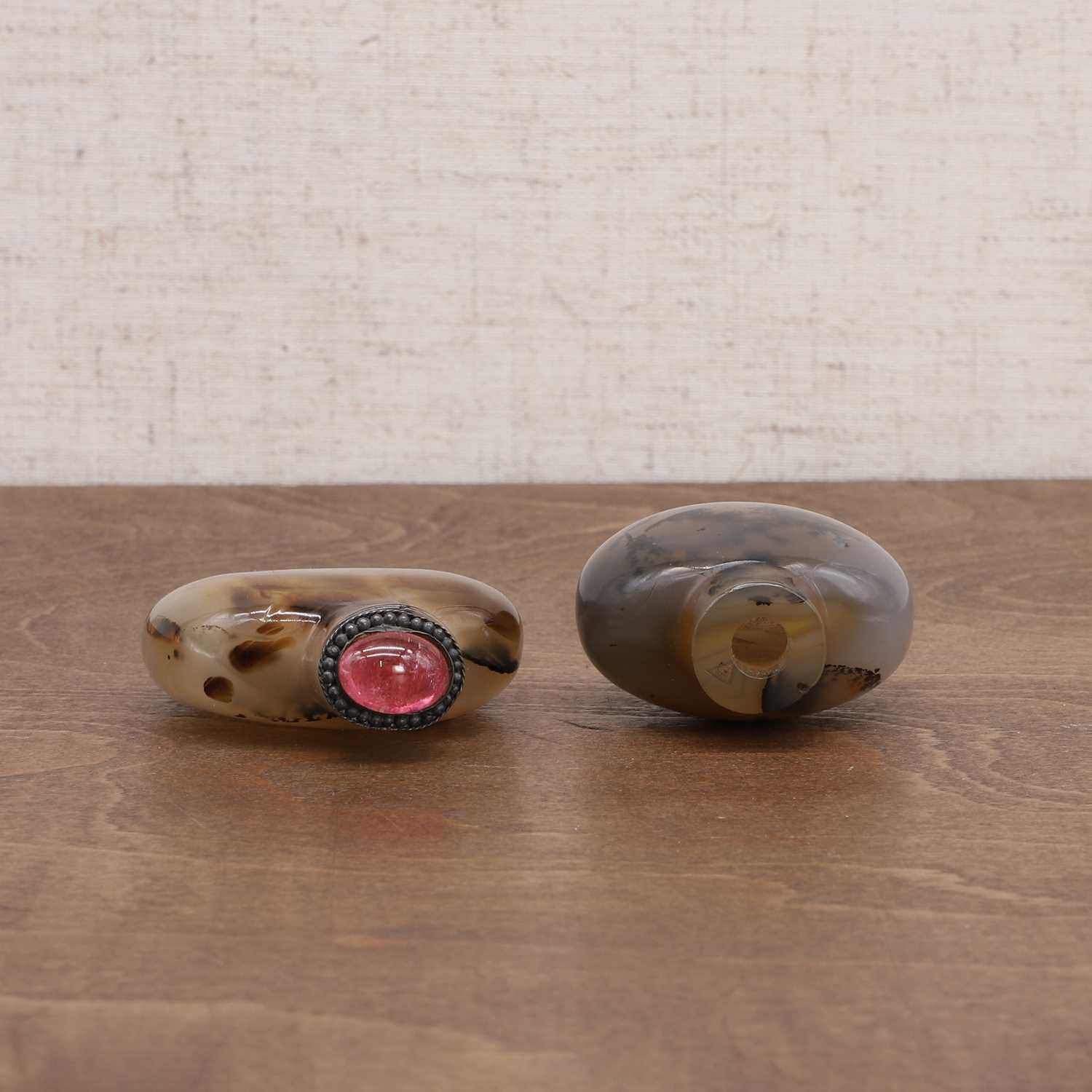 Two Chinese agate snuff bottles, - Image 6 of 7