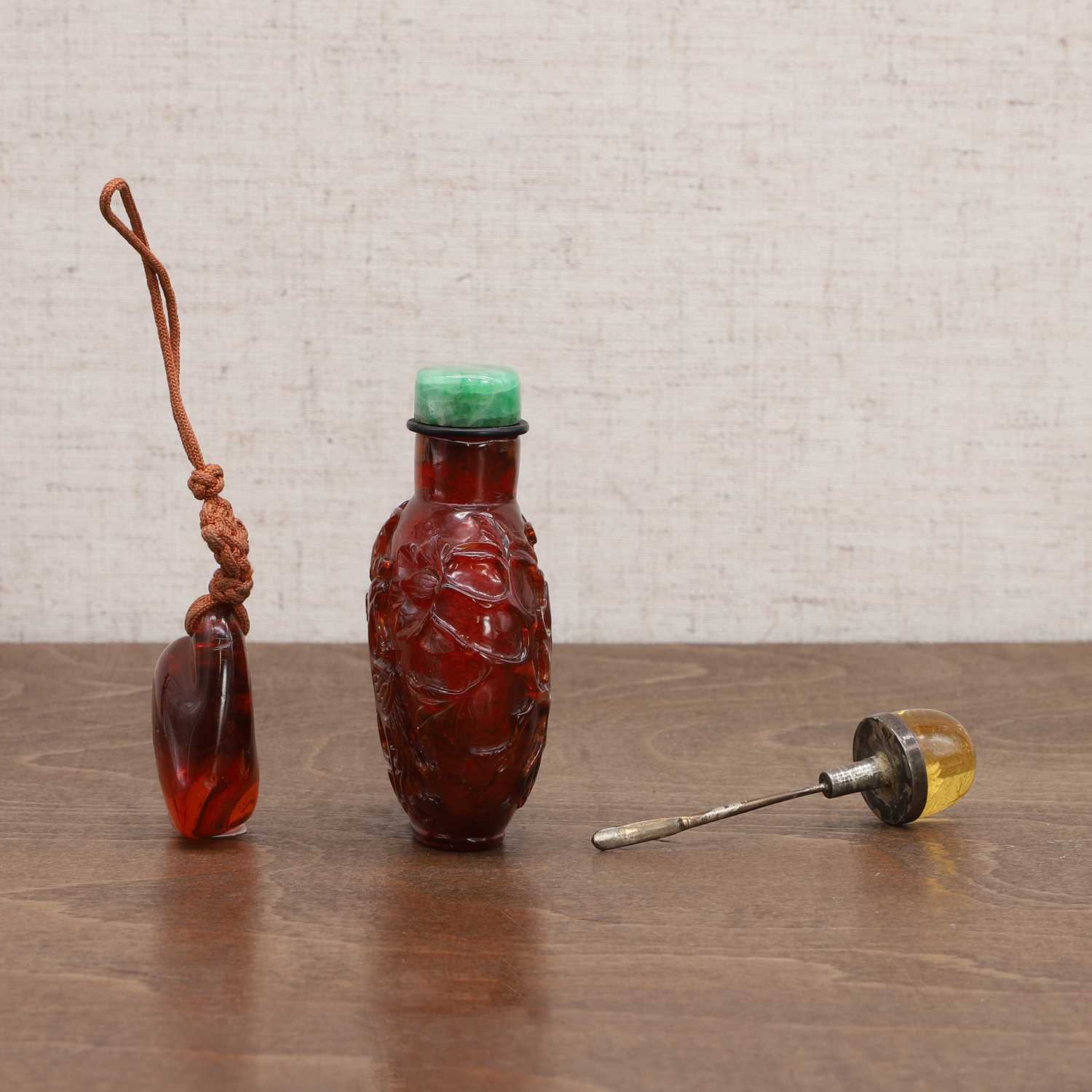 A Chinese amber snuff bottle, - Image 5 of 5
