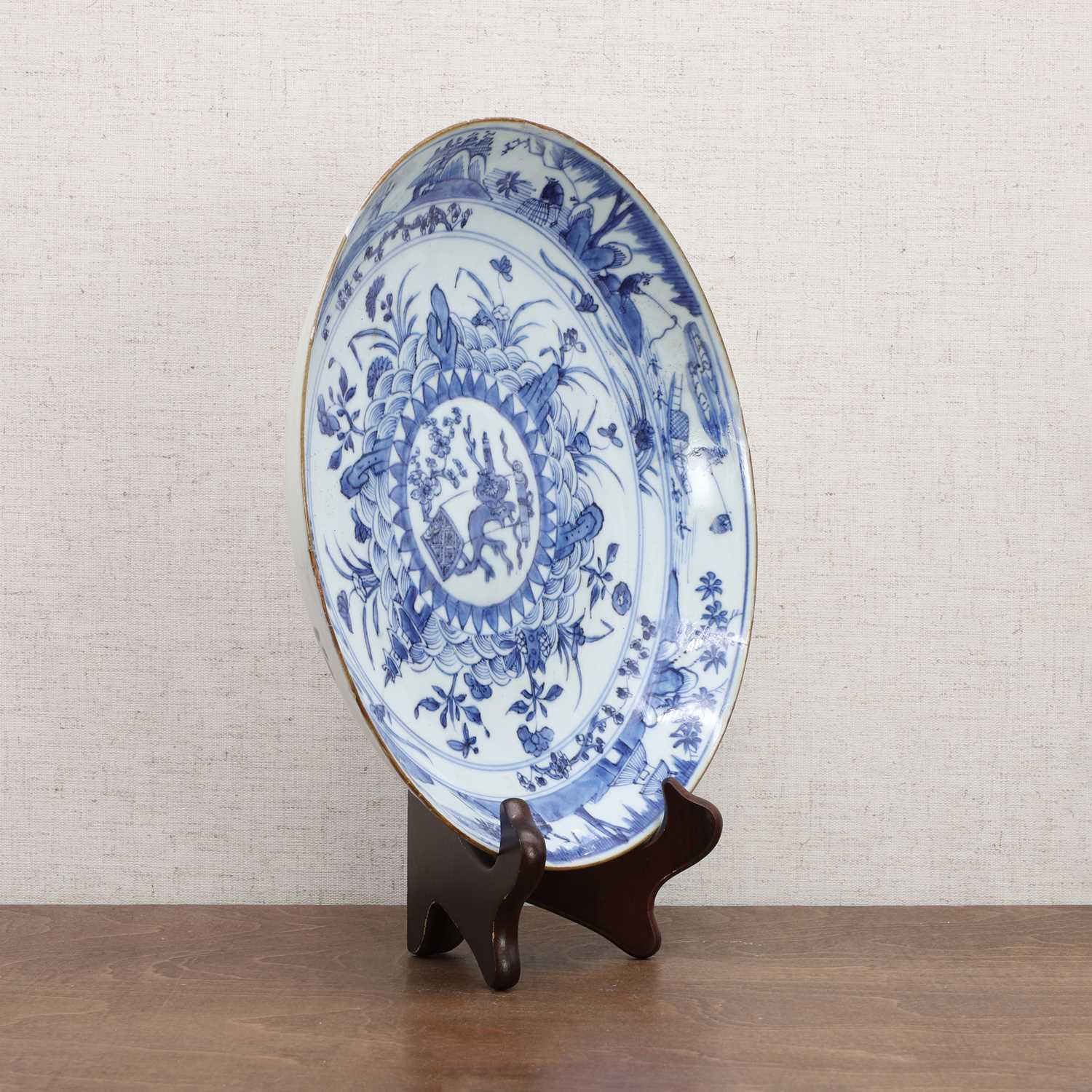 A Chinese blue and white plate, - Bild 2 aus 5