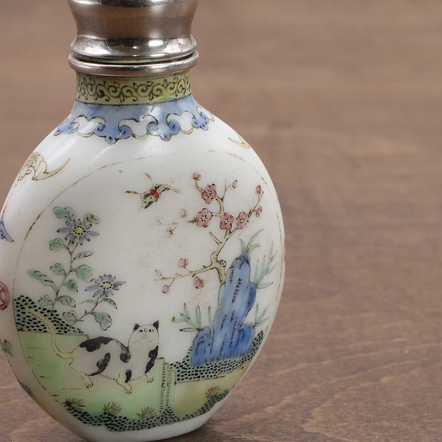 A Chinese Peking glass snuff bottle, - Image 4 of 7