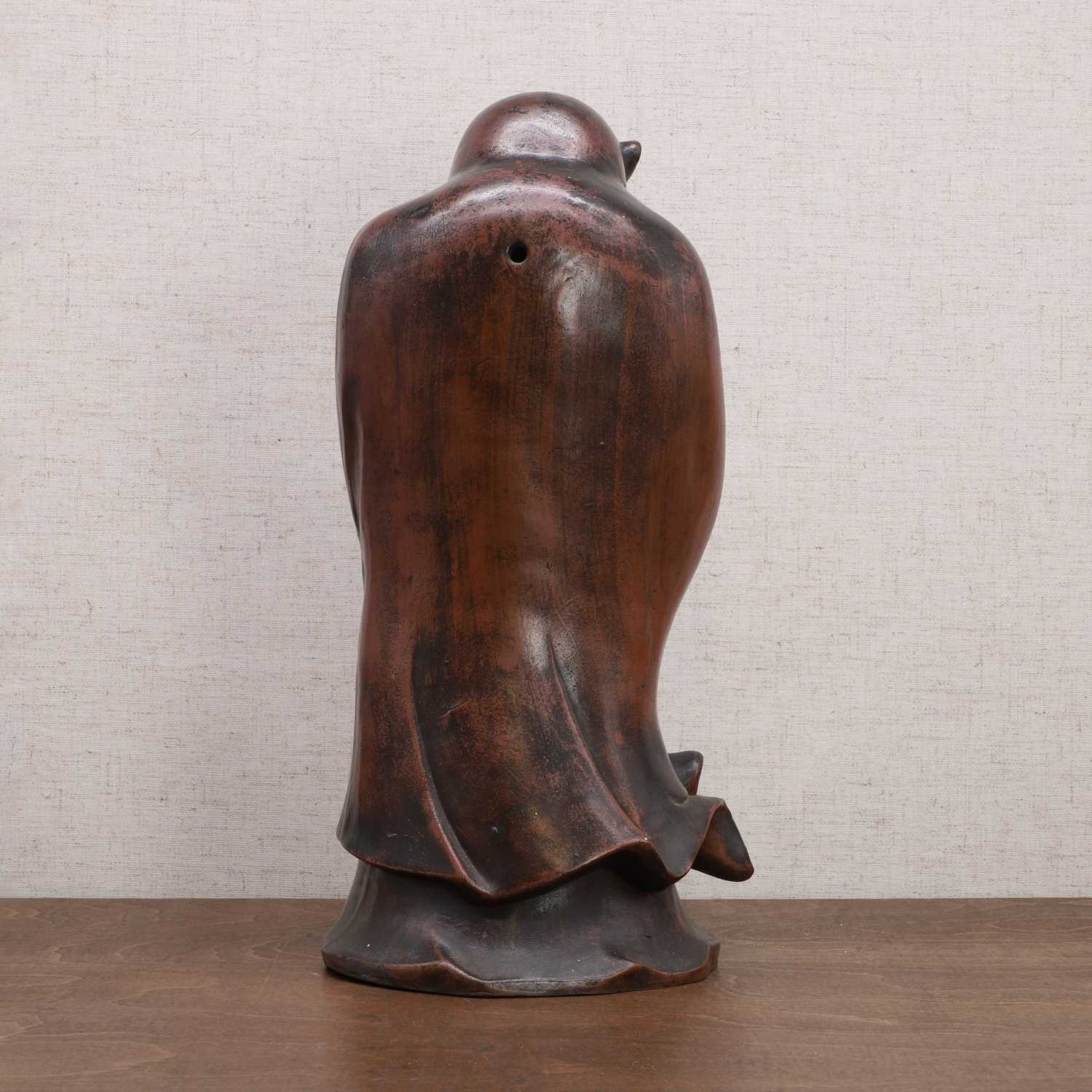 A Japanese Bizen-type stoneware figure, - Image 6 of 7