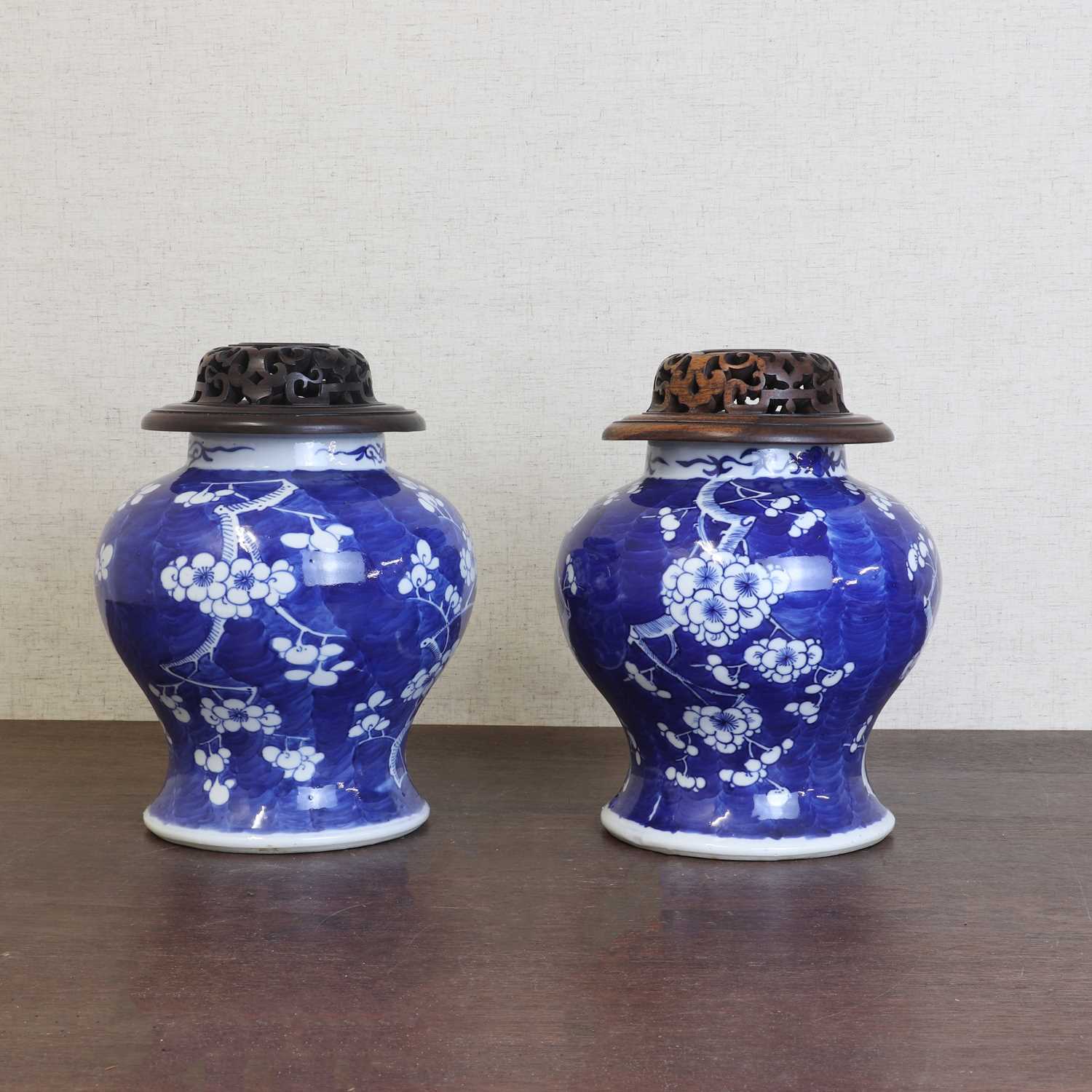 A pair of Chinese blue and white jars, - Bild 6 aus 6