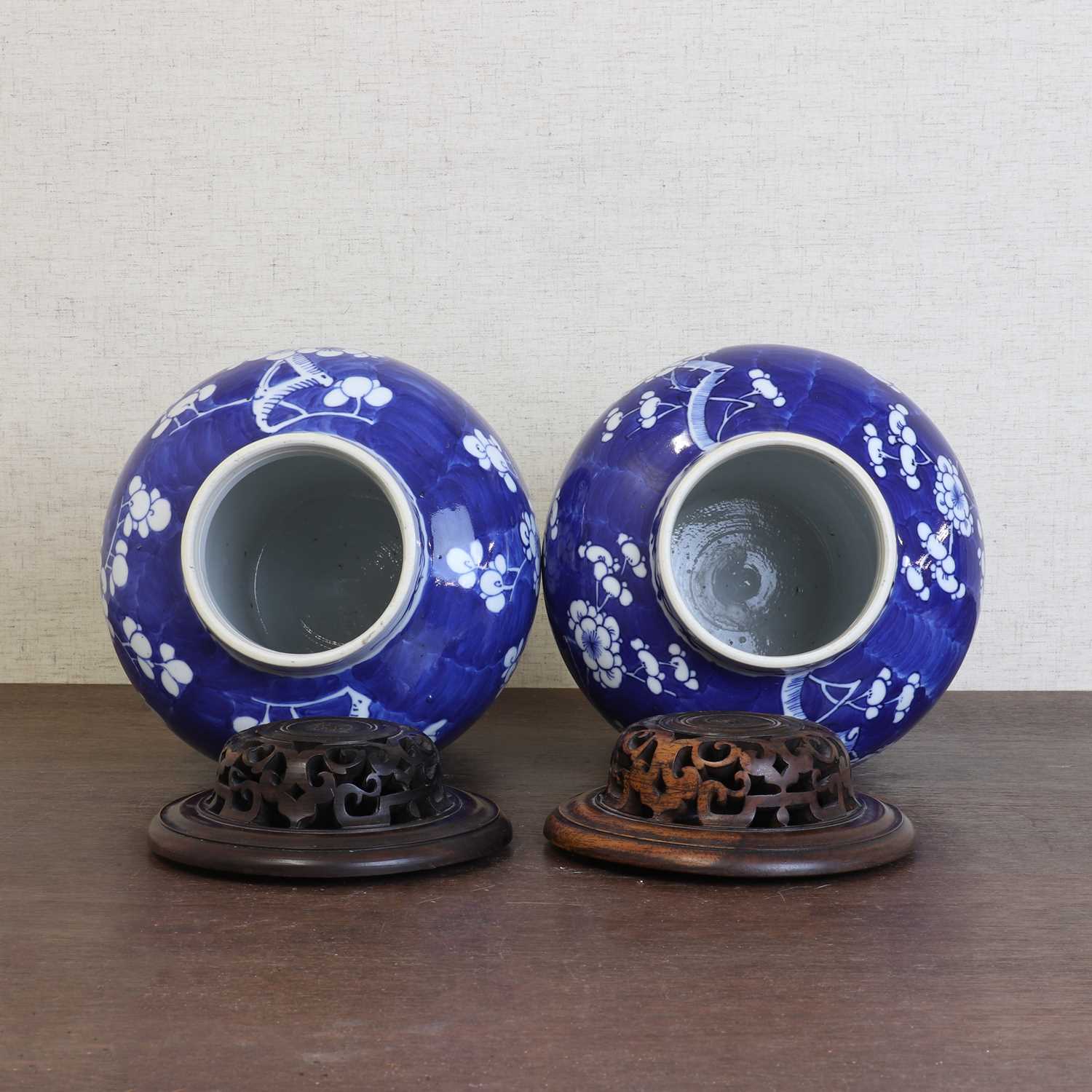 A pair of Chinese blue and white jars, - Bild 2 aus 6