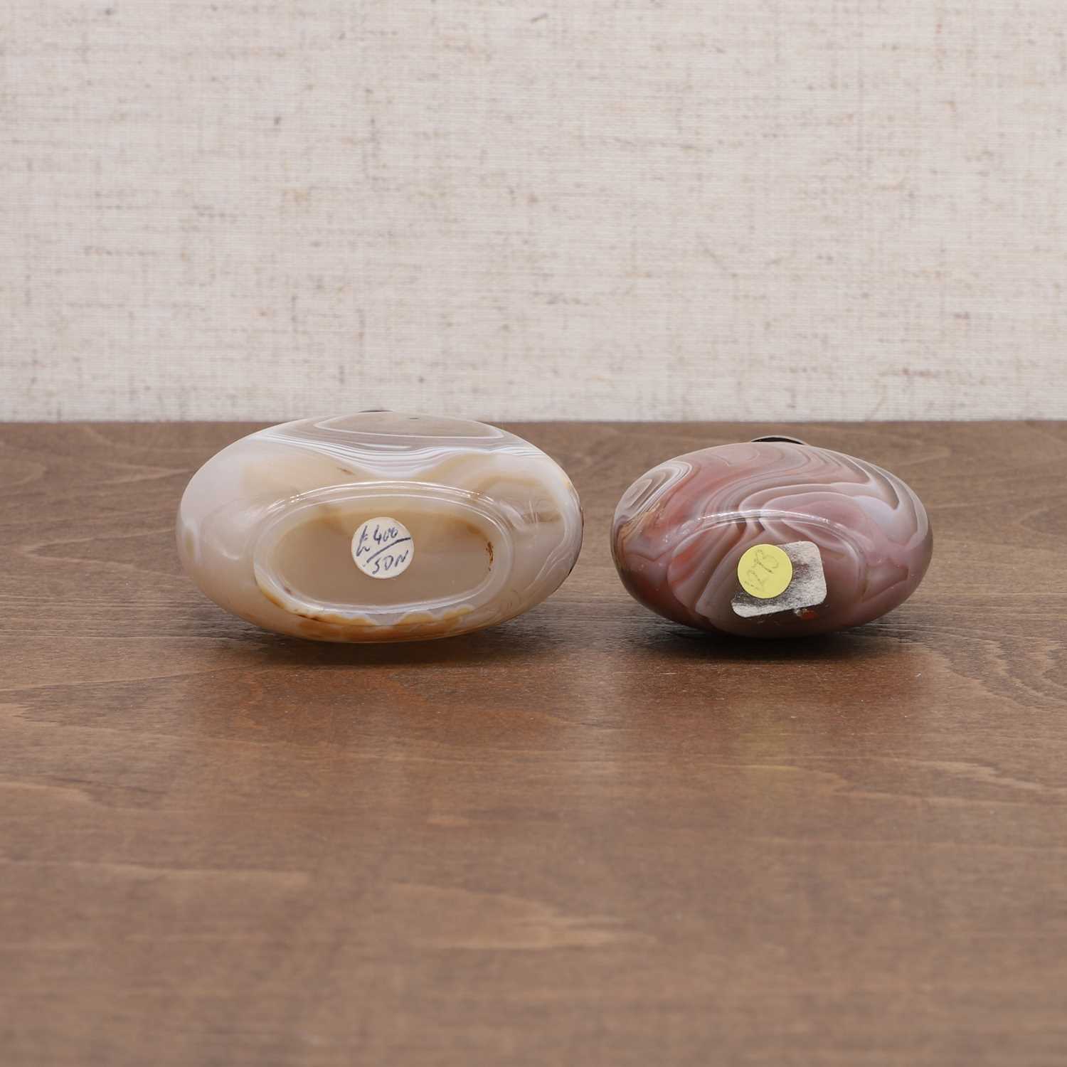 Two Chinese agate snuff bottles, - Image 5 of 7