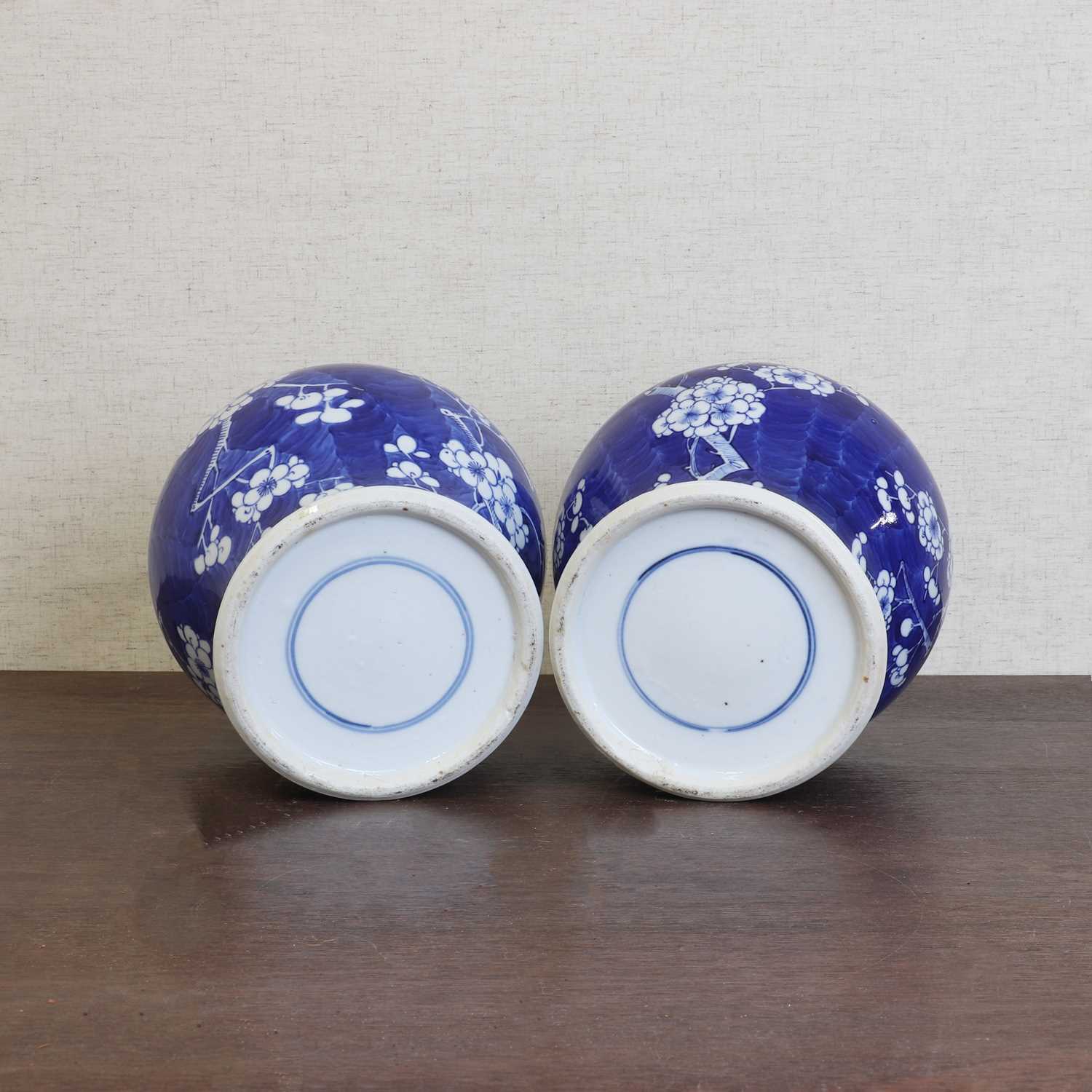 A pair of Chinese blue and white jars, - Bild 3 aus 6