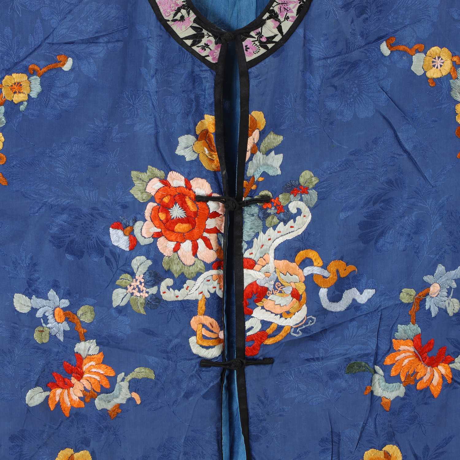 A Chinese silk dressing gown and pyjama set, - Image 8 of 20