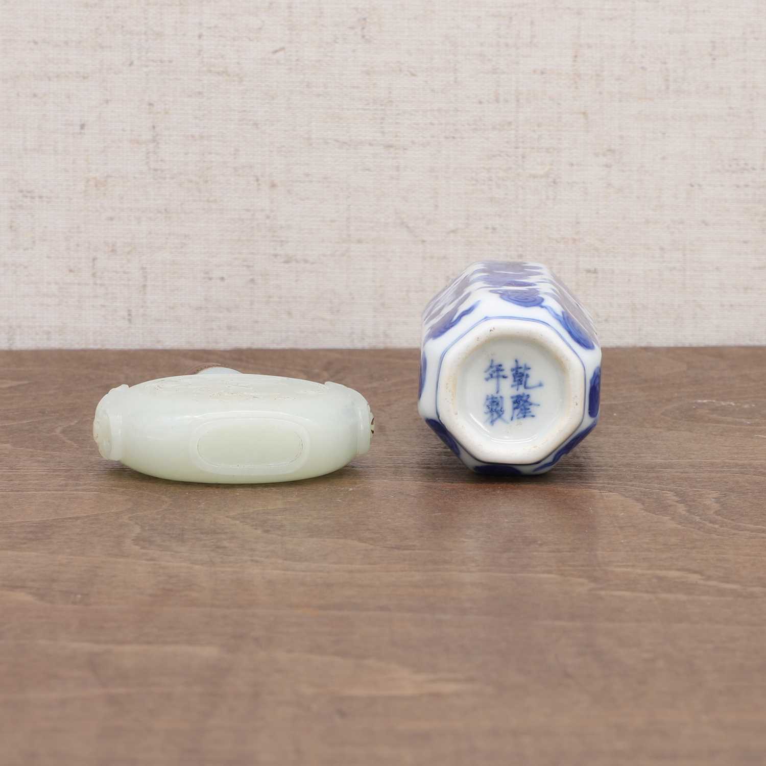 A Chinese blue and white snuff bottle, - Image 5 of 6