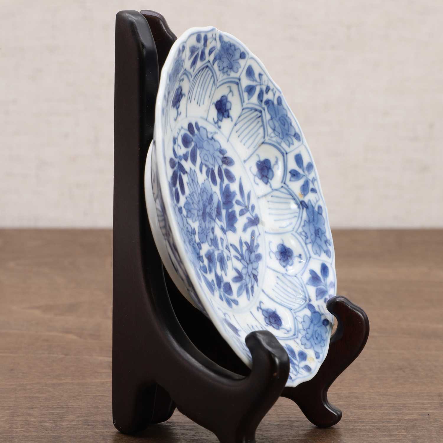 A Chinese blue and white saucer, - Bild 6 aus 6