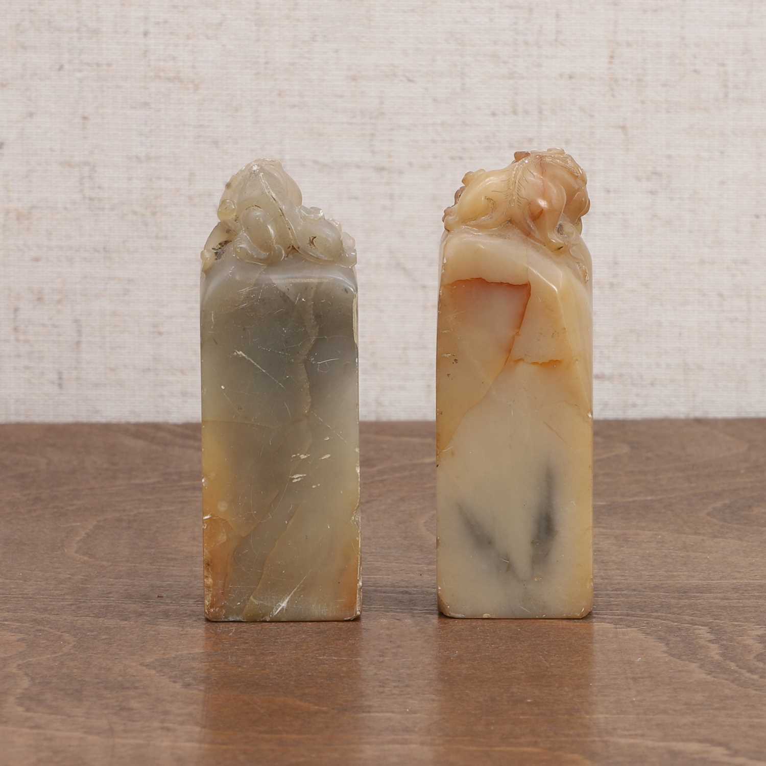 A pair of Chinese soapstone seals, - Bild 3 aus 6