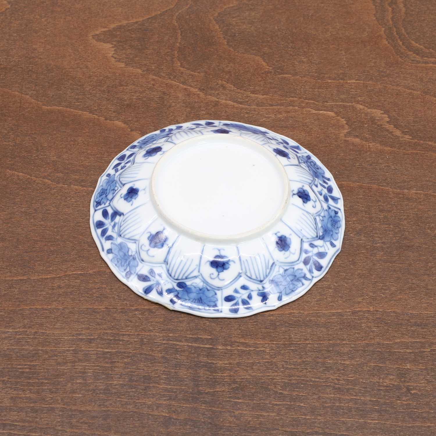 A Chinese blue and white saucer, - Bild 5 aus 6