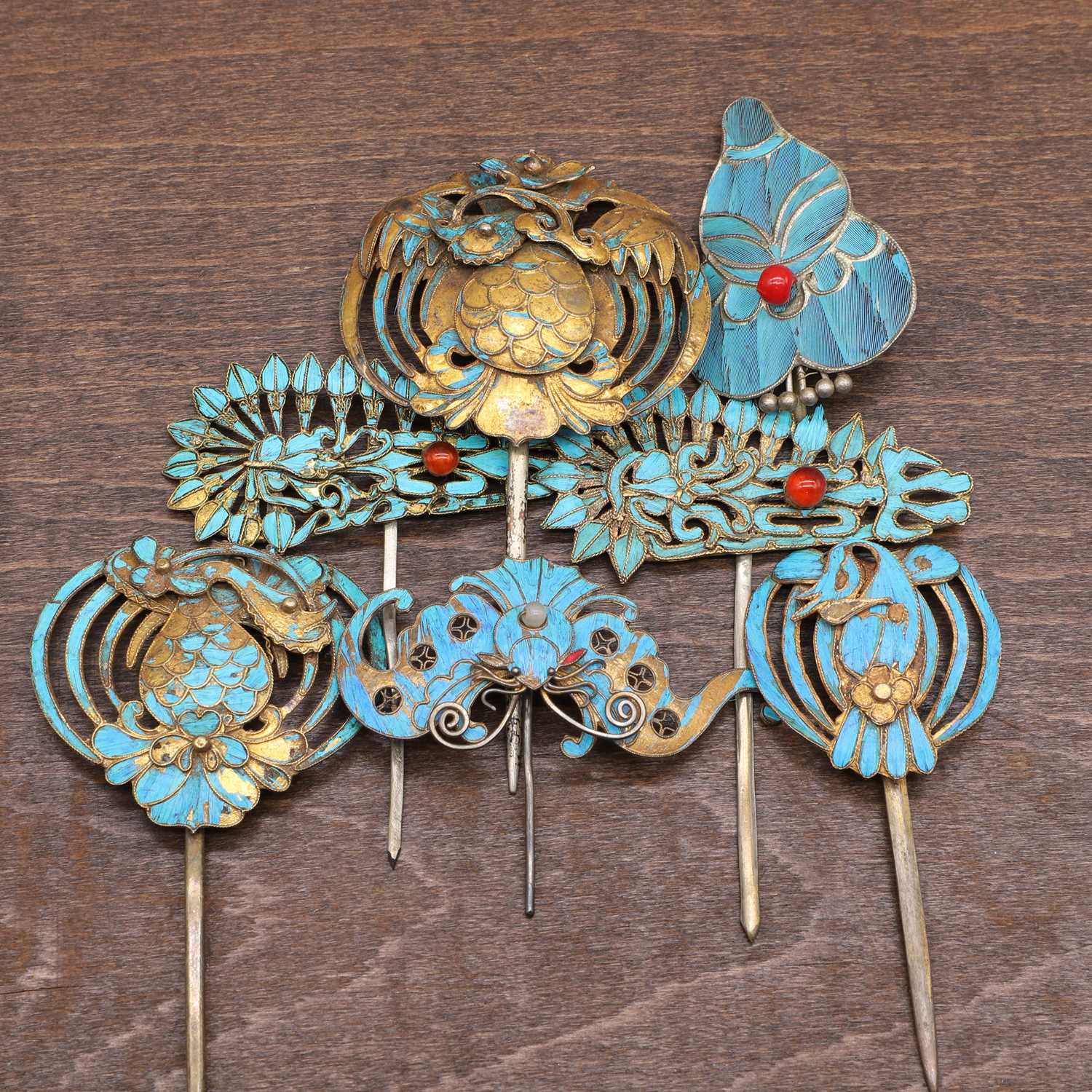 A collection of Chinese gilt-metal and kingfisher feather hairpins, - Bild 4 aus 5