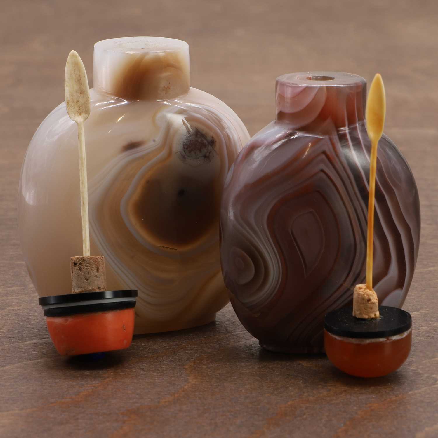 Two Chinese agate snuff bottles, - Image 7 of 7