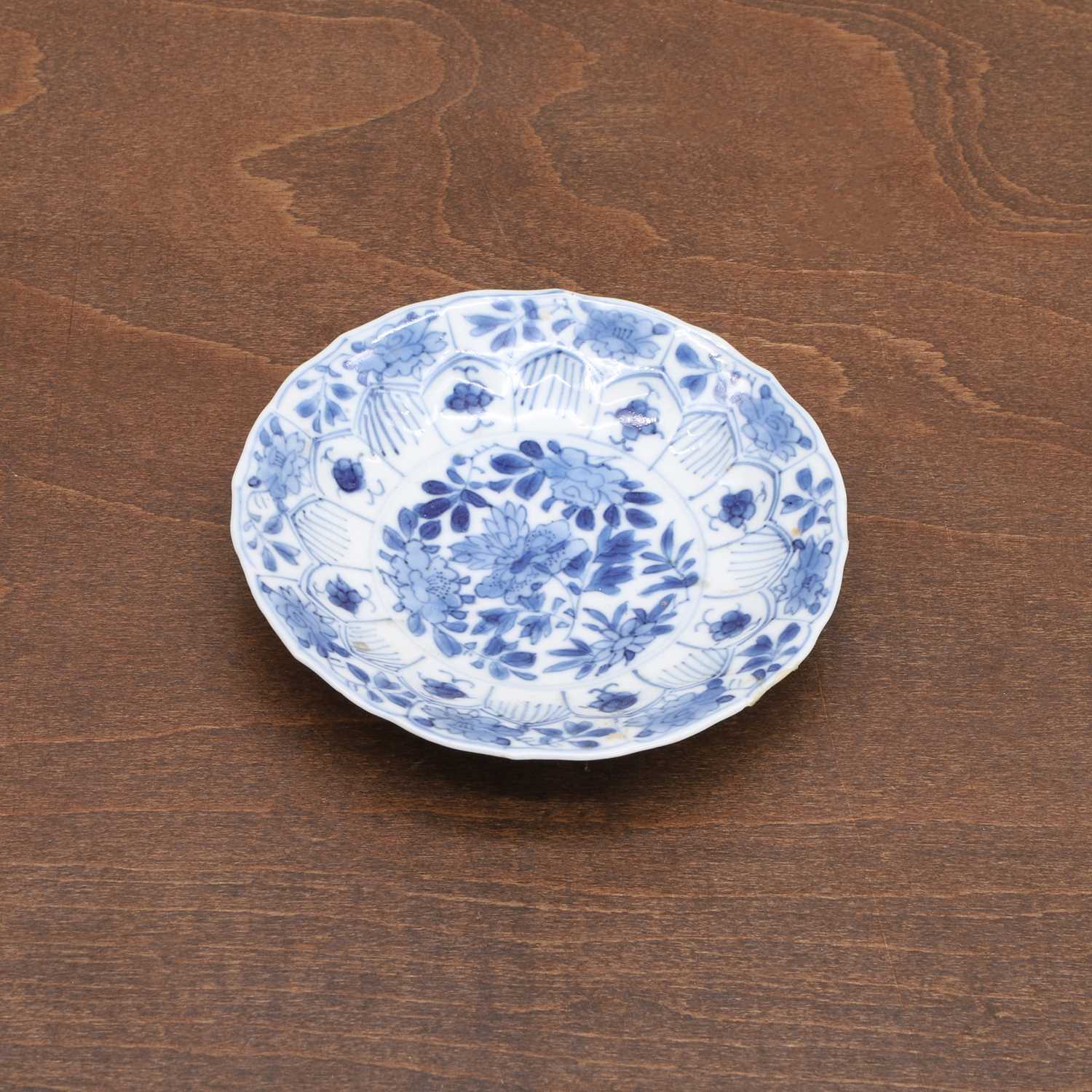 A Chinese blue and white saucer, - Bild 3 aus 6