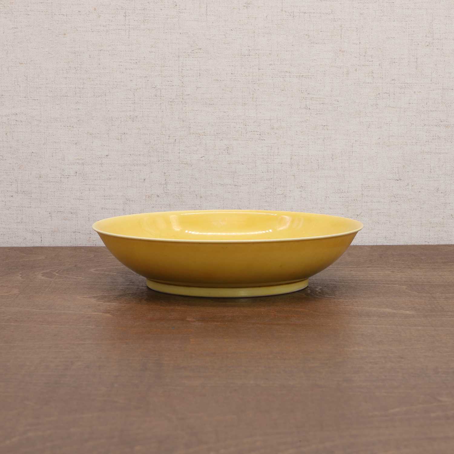 A Chinese yellow-glazed dish, - Bild 4 aus 4