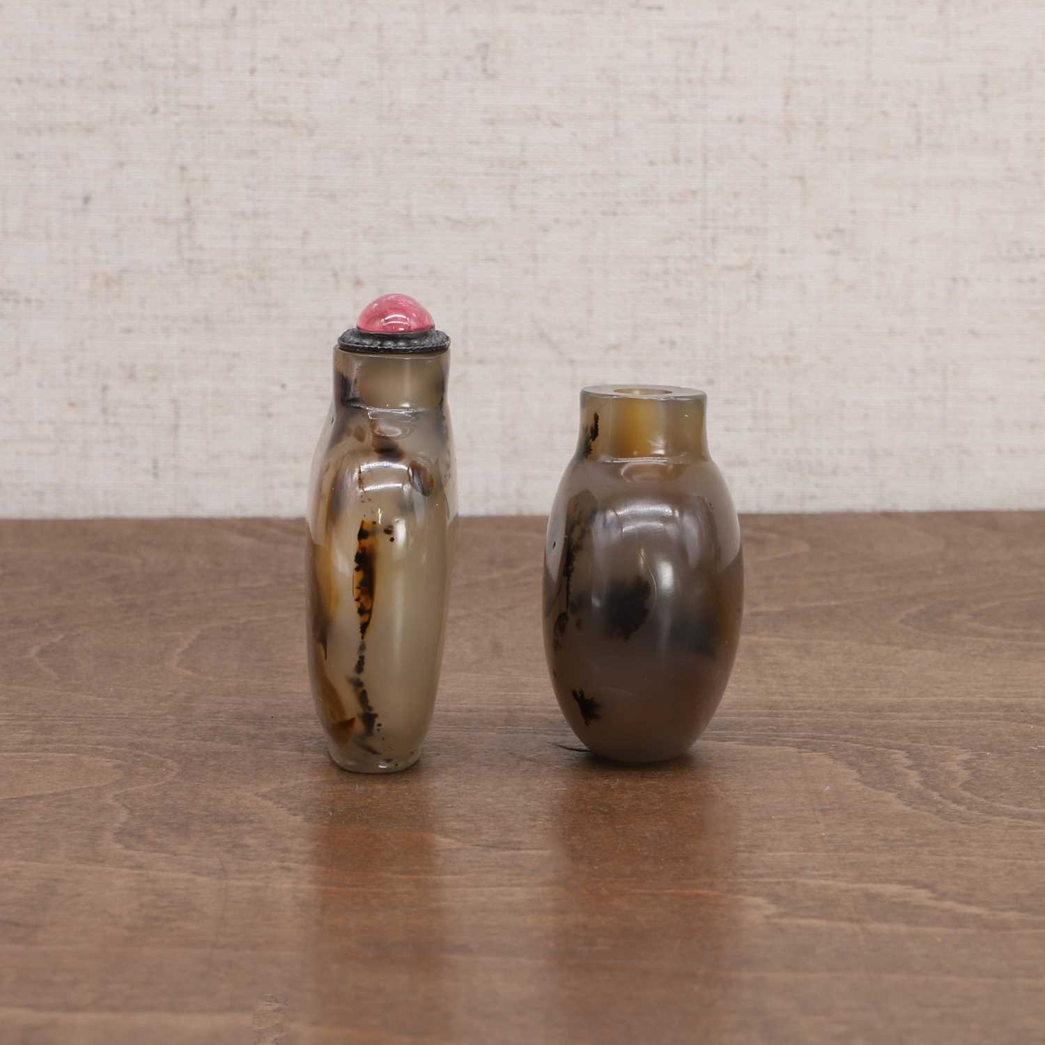 Two Chinese agate snuff bottles, - Image 4 of 7