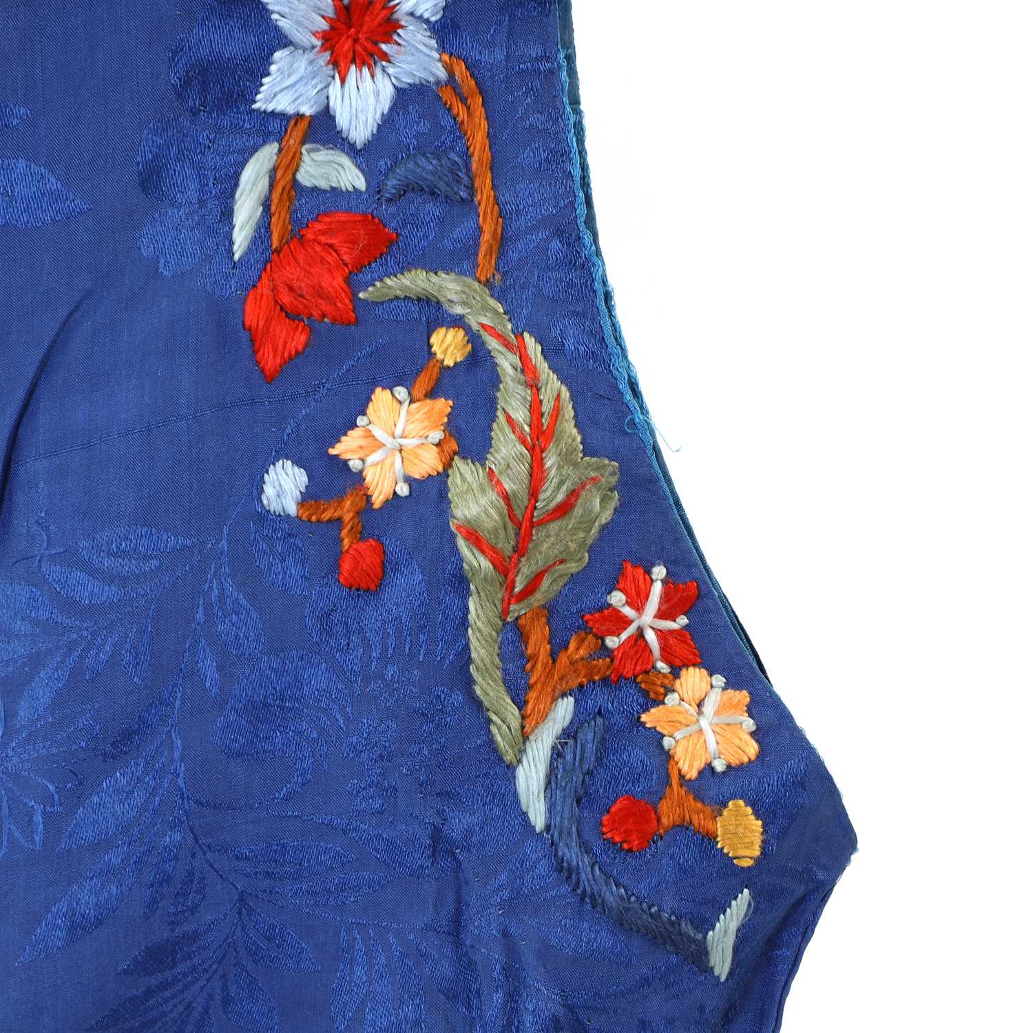 A Chinese silk dressing gown and pyjama set, - Image 16 of 20