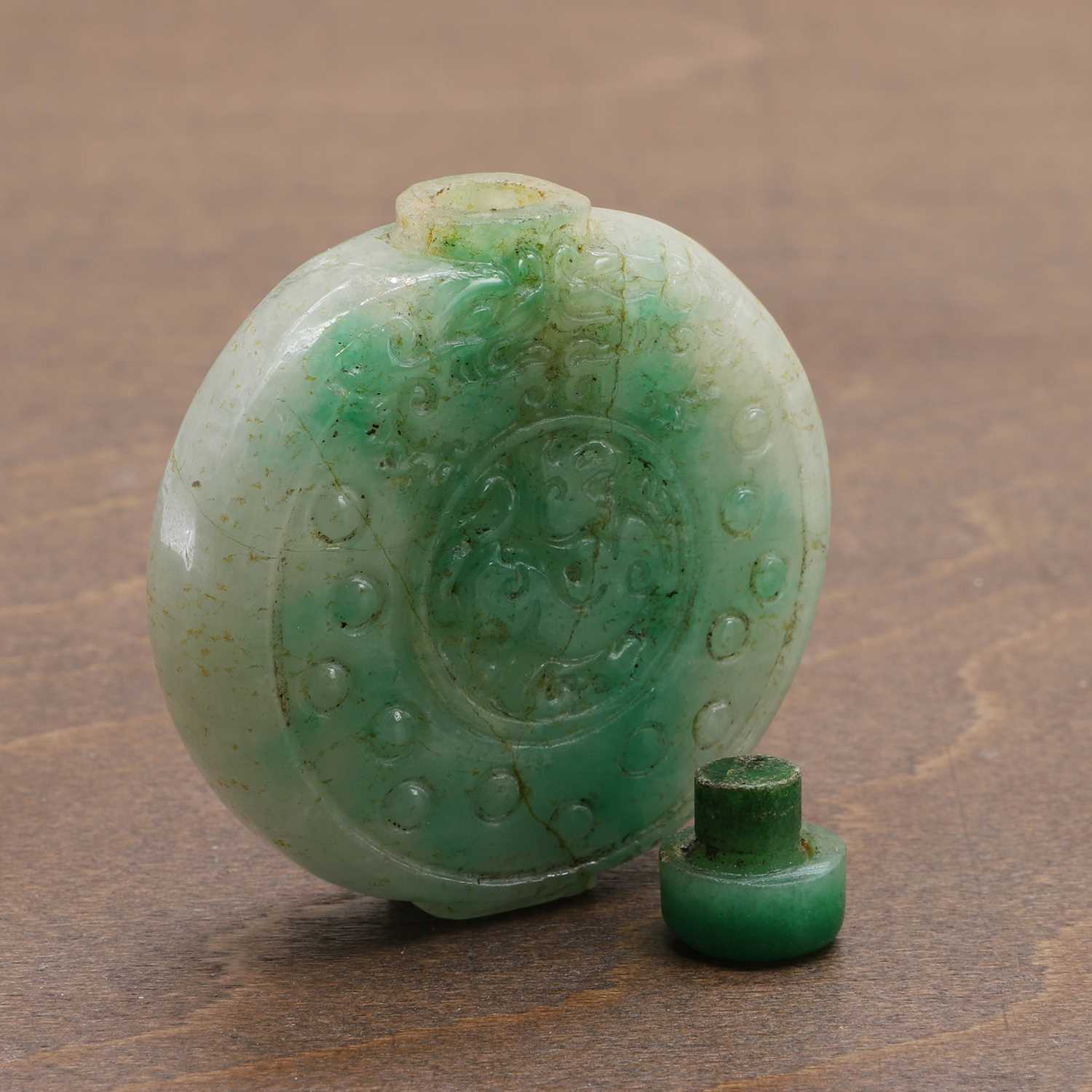 A Chinese jadeite snuff bottle, - Image 5 of 7