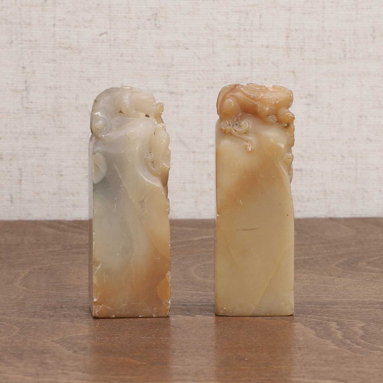 A pair of Chinese soapstone seals, - Bild 5 aus 6