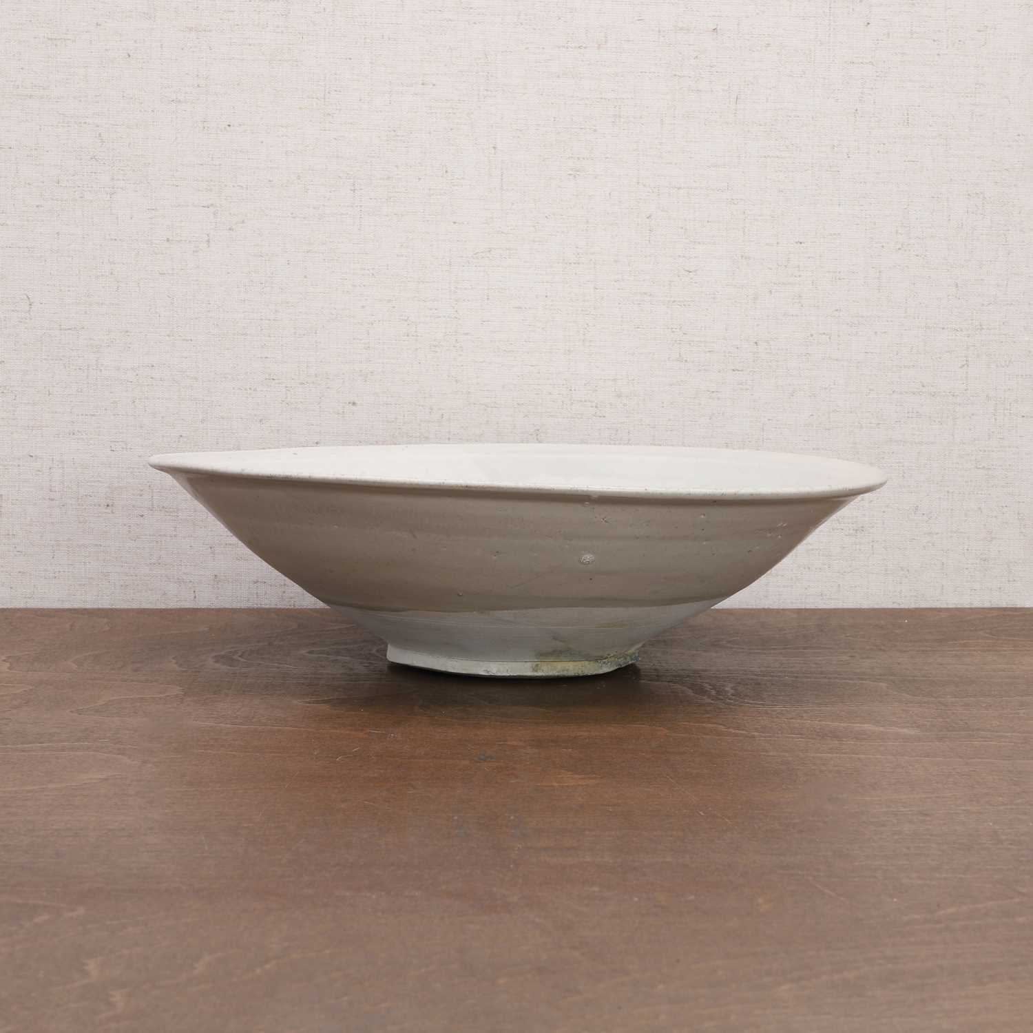 A Chinese white-glazed bowl, - Bild 3 aus 6