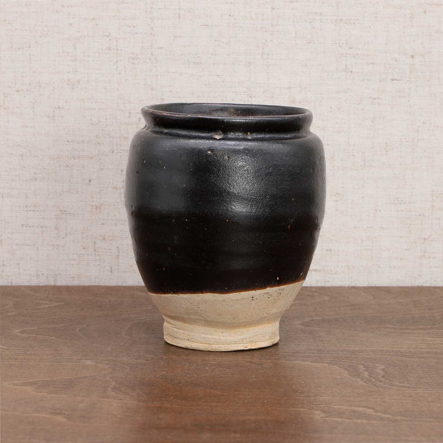 A Chinese black-glazed jar, - Bild 2 aus 6