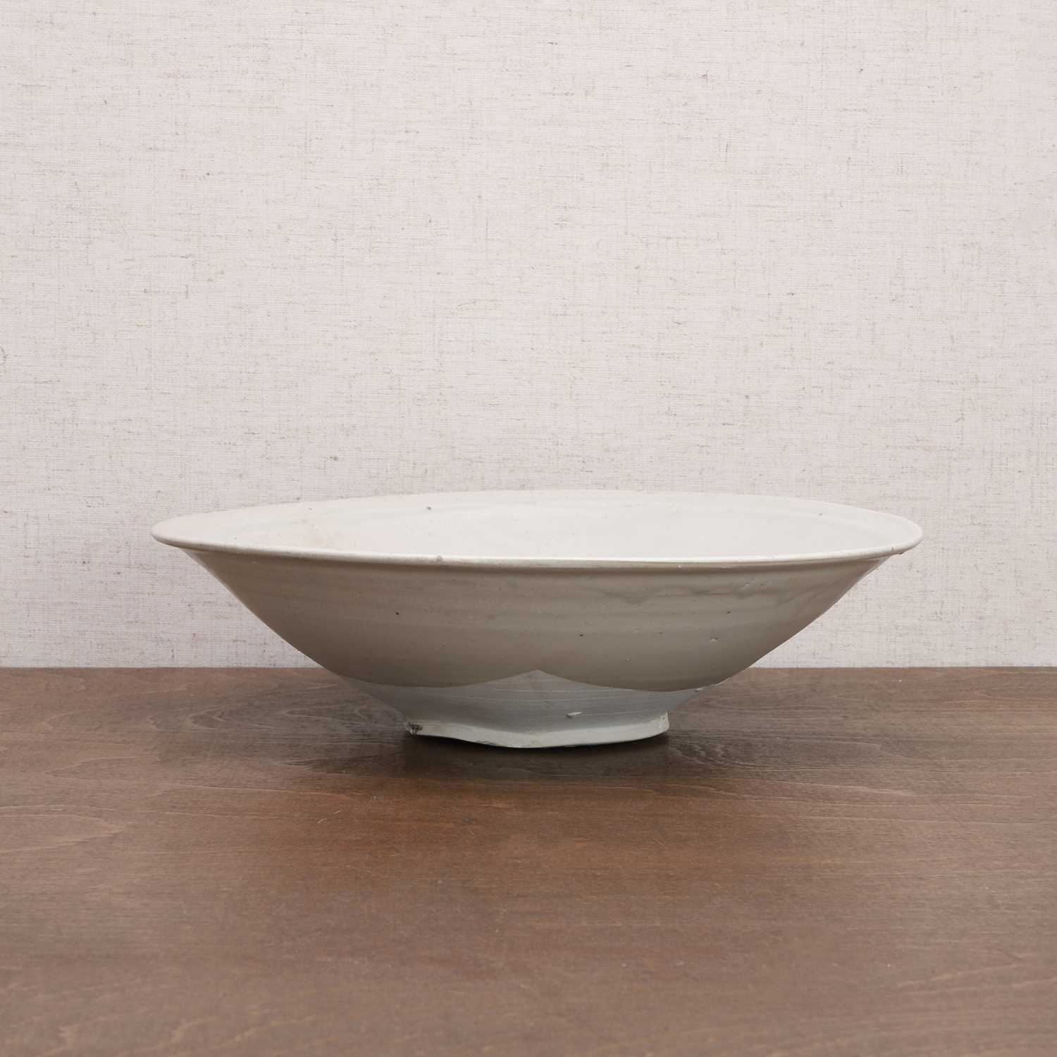 A Chinese white-glazed bowl, - Bild 4 aus 6