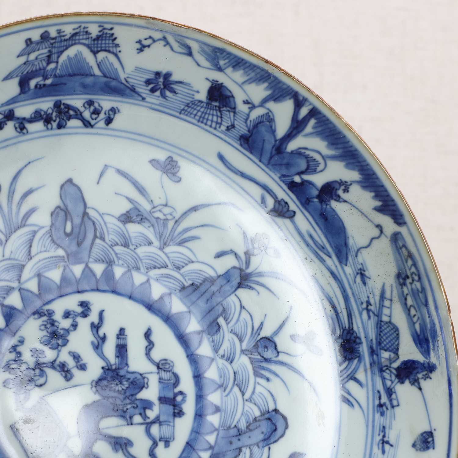 A Chinese blue and white plate, - Bild 4 aus 5