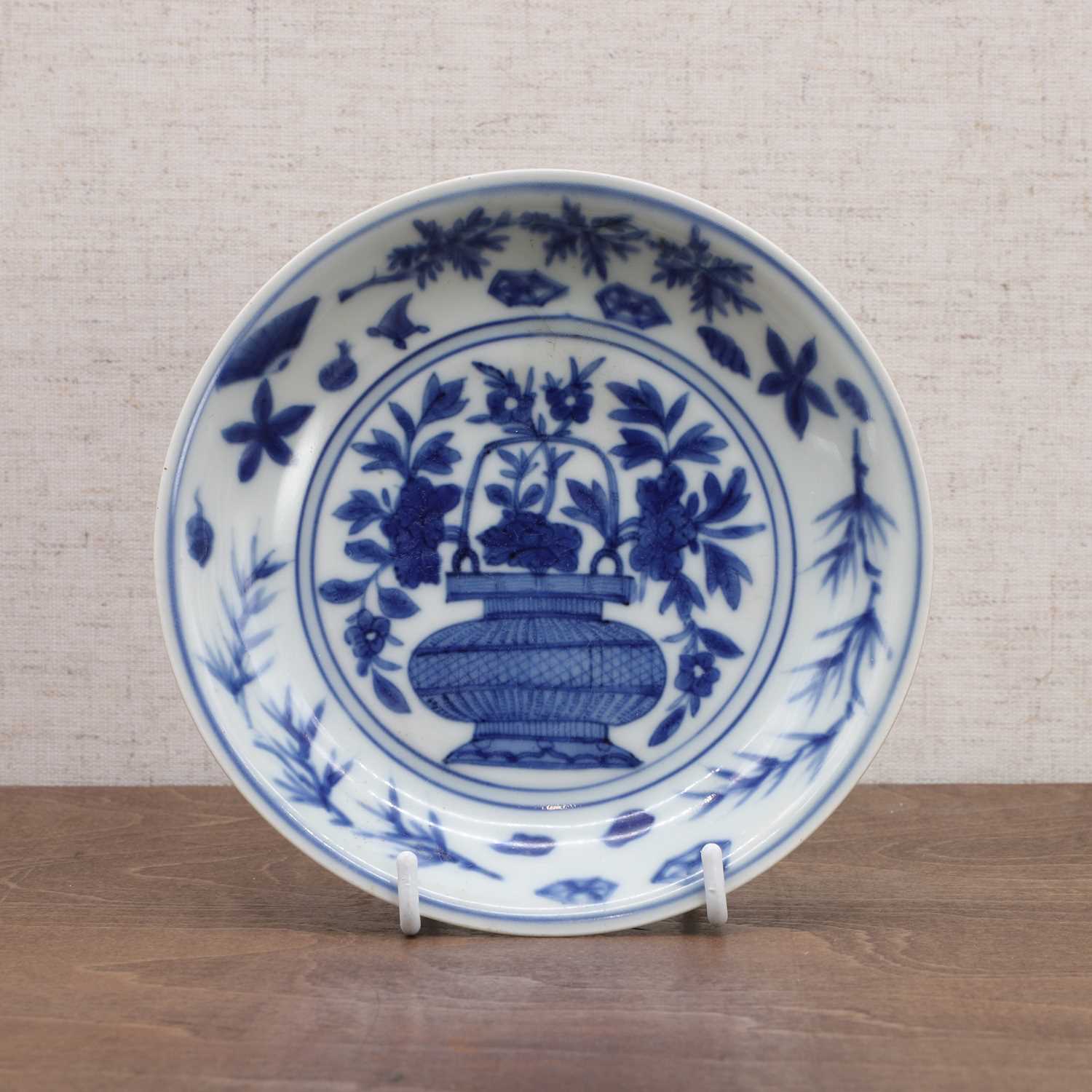 A Chinese blue and white saucer, - Image 2 of 5