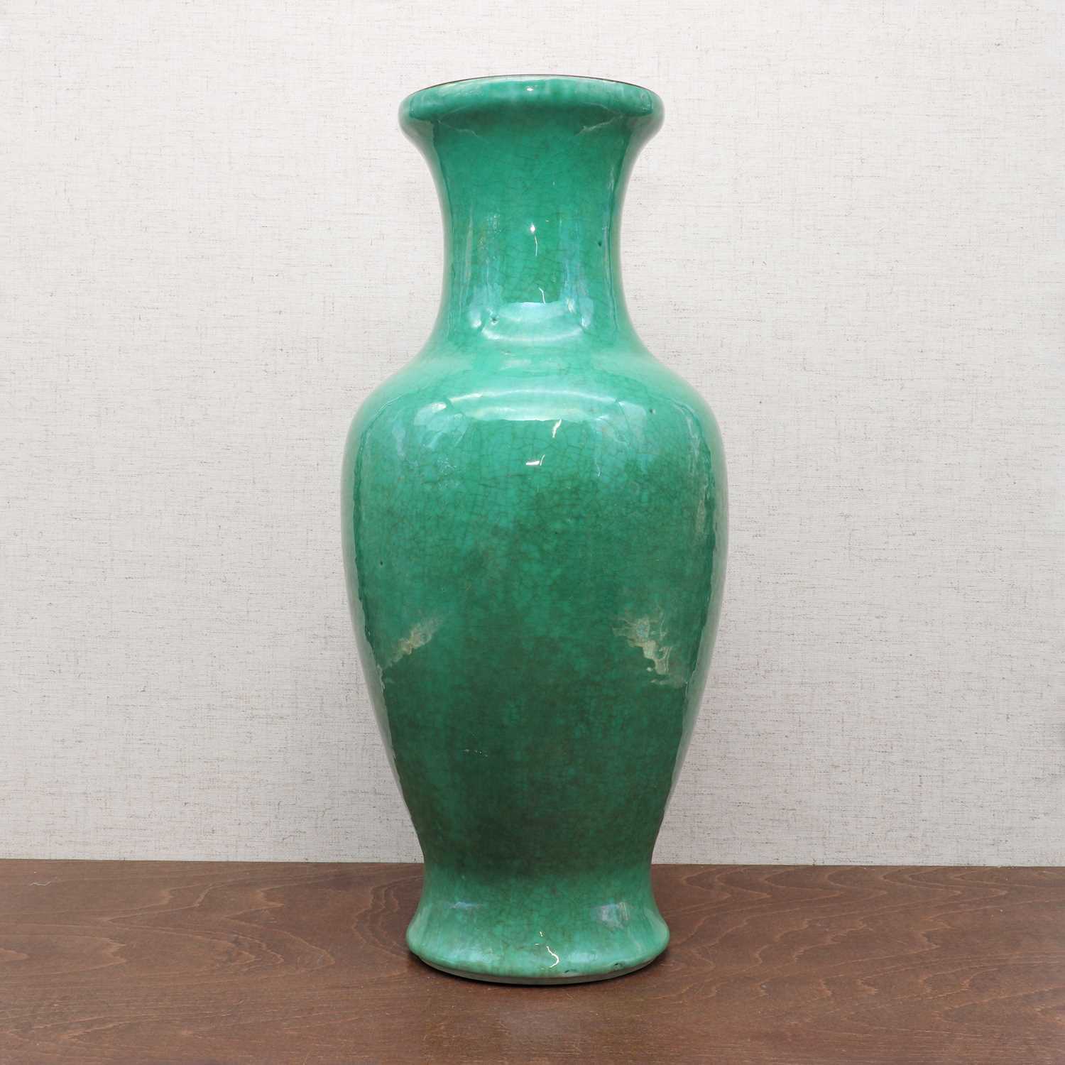 A Chinese green-glazed vase, - Bild 2 aus 6