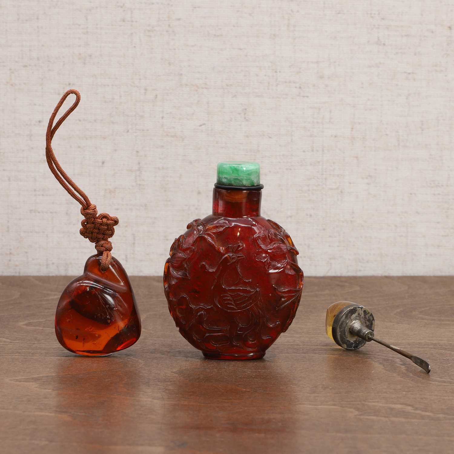 A Chinese amber snuff bottle, - Image 4 of 5