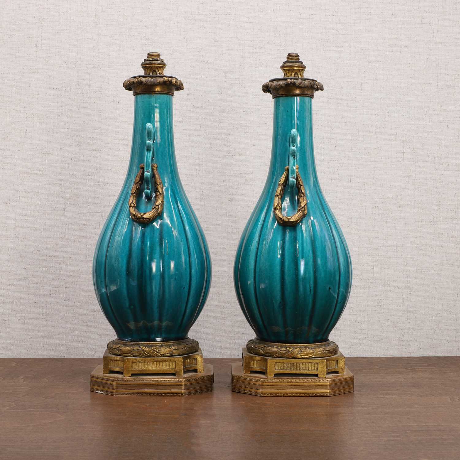 A pair of Chinese turquoise-glazed vases, - Bild 3 aus 6