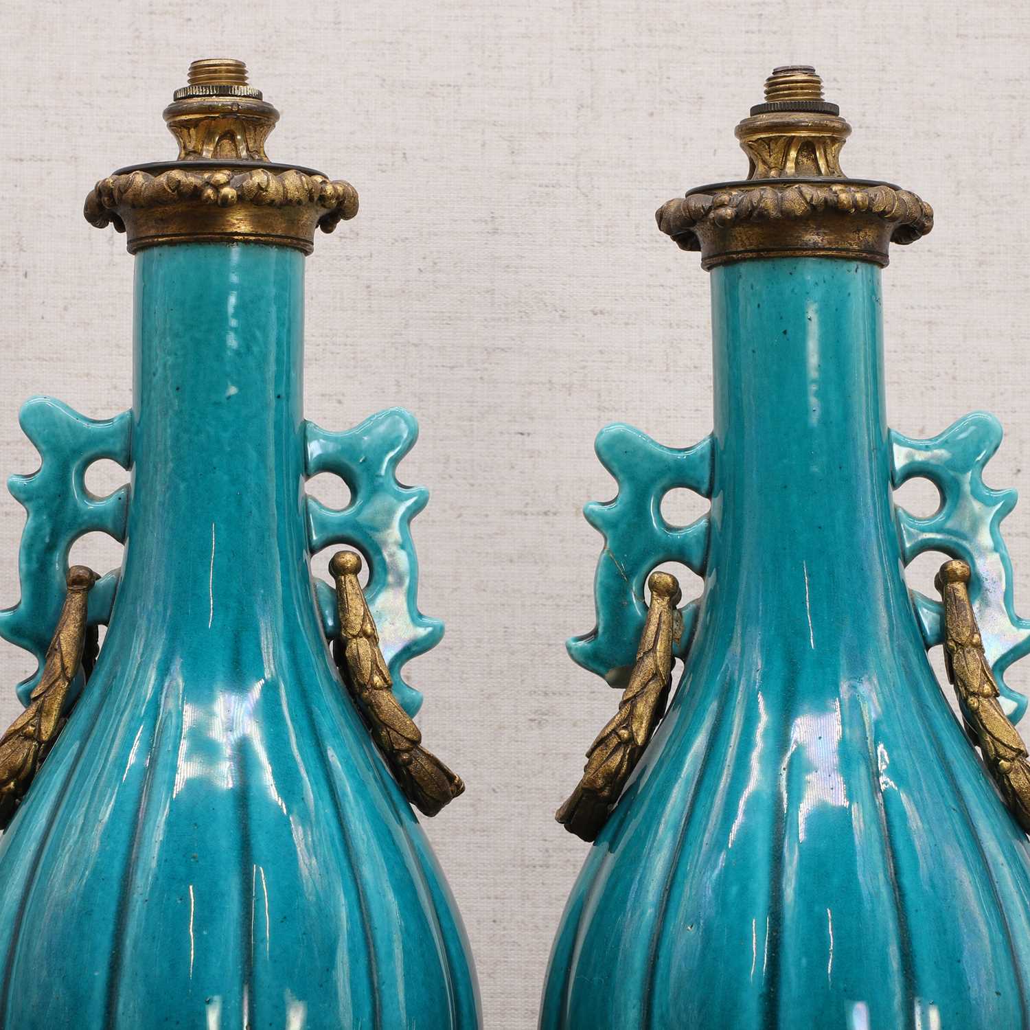 A pair of Chinese turquoise-glazed vases, - Bild 4 aus 6