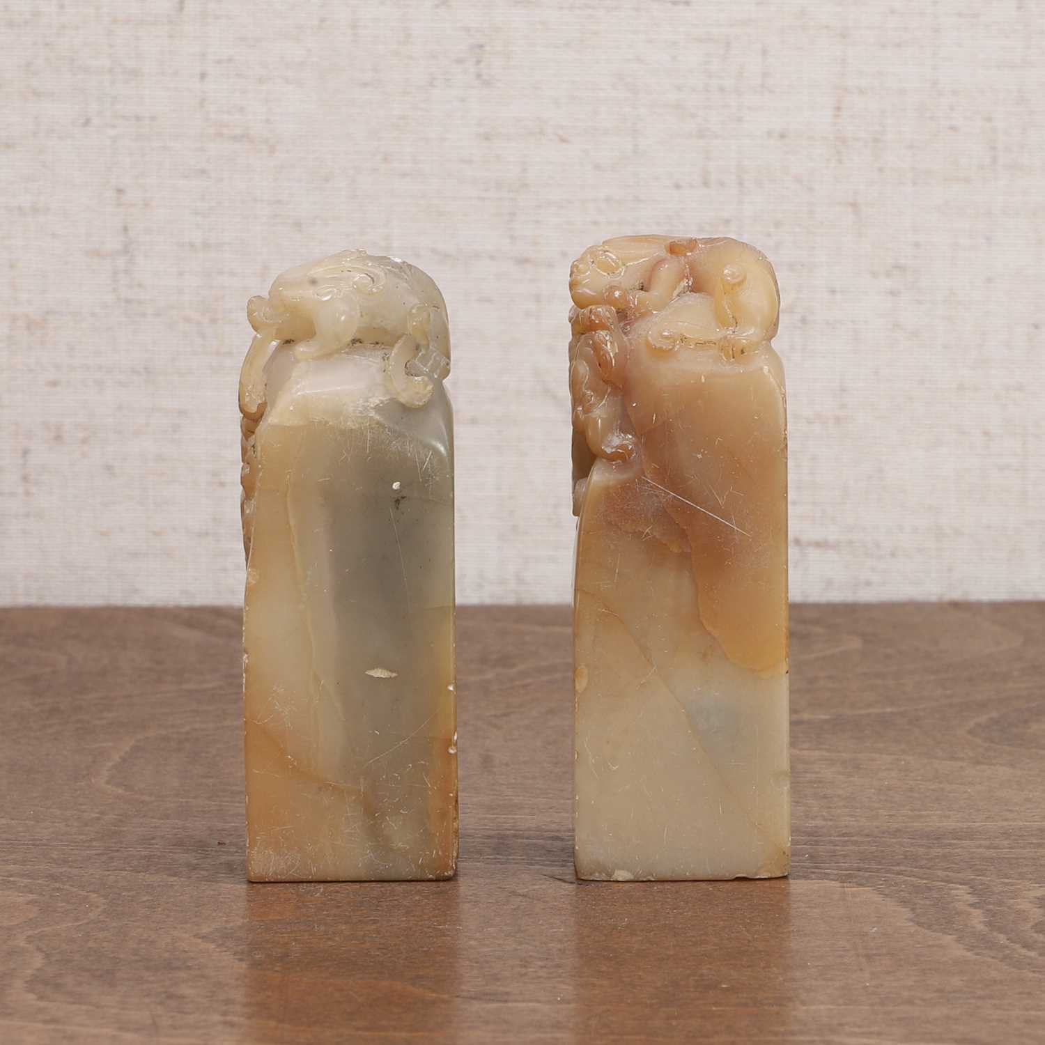 A pair of Chinese soapstone seals, - Bild 4 aus 6