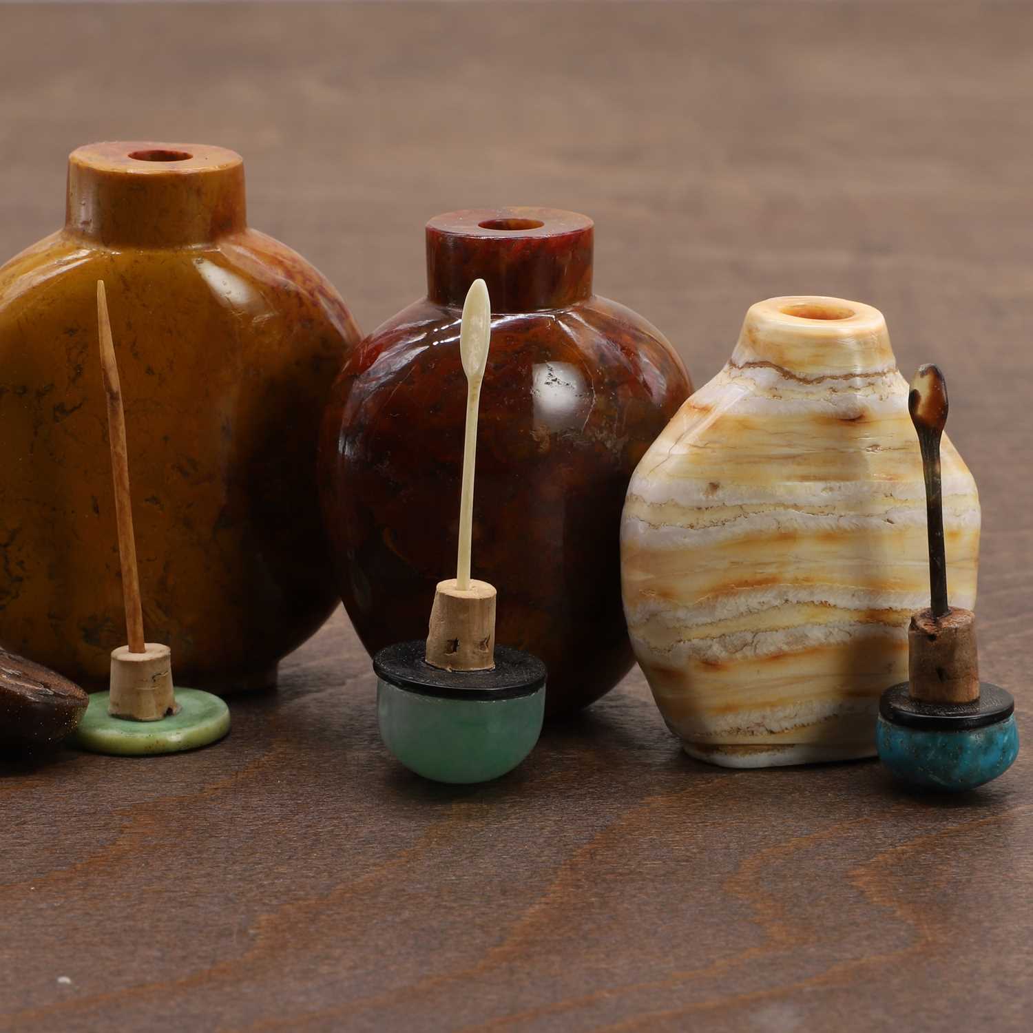 Three Chinese snuff bottles, - Image 5 of 7