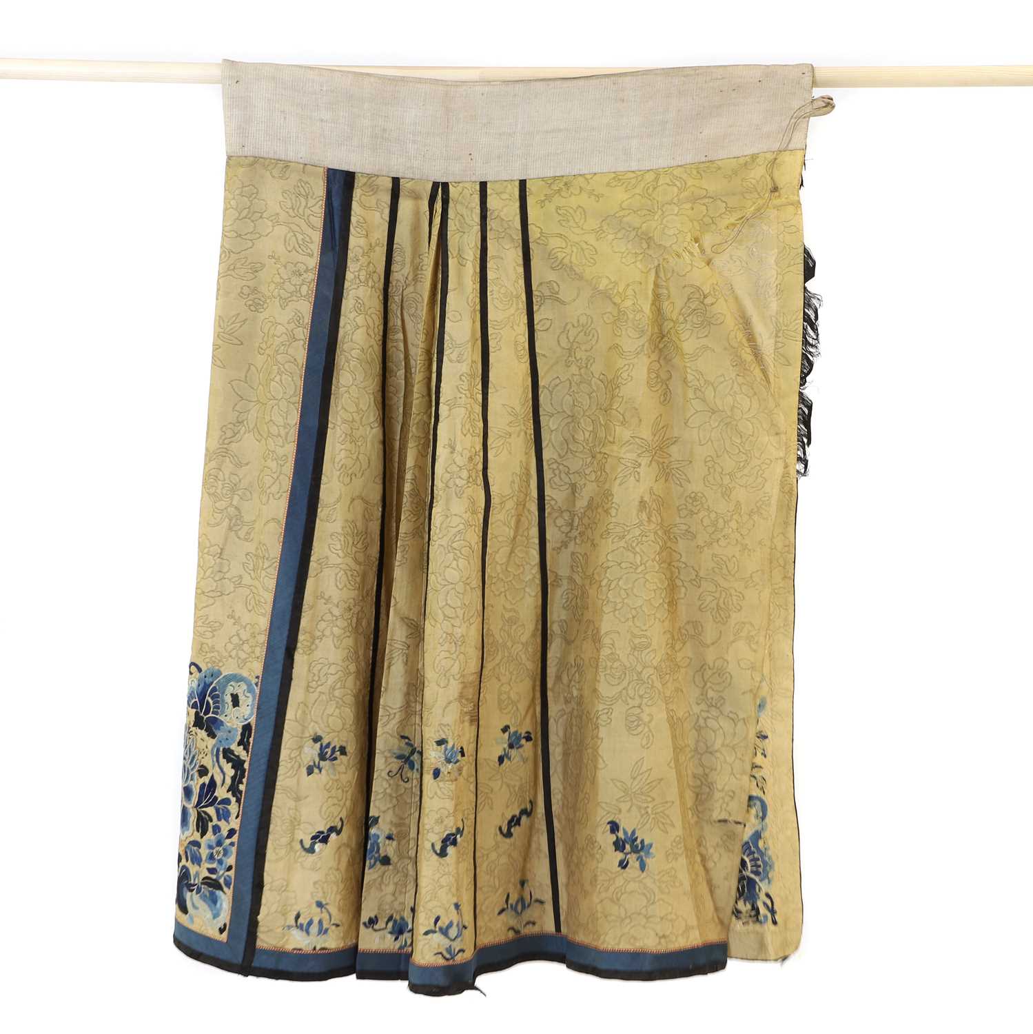 A Chinese embroidered skirt, - Image 2 of 4