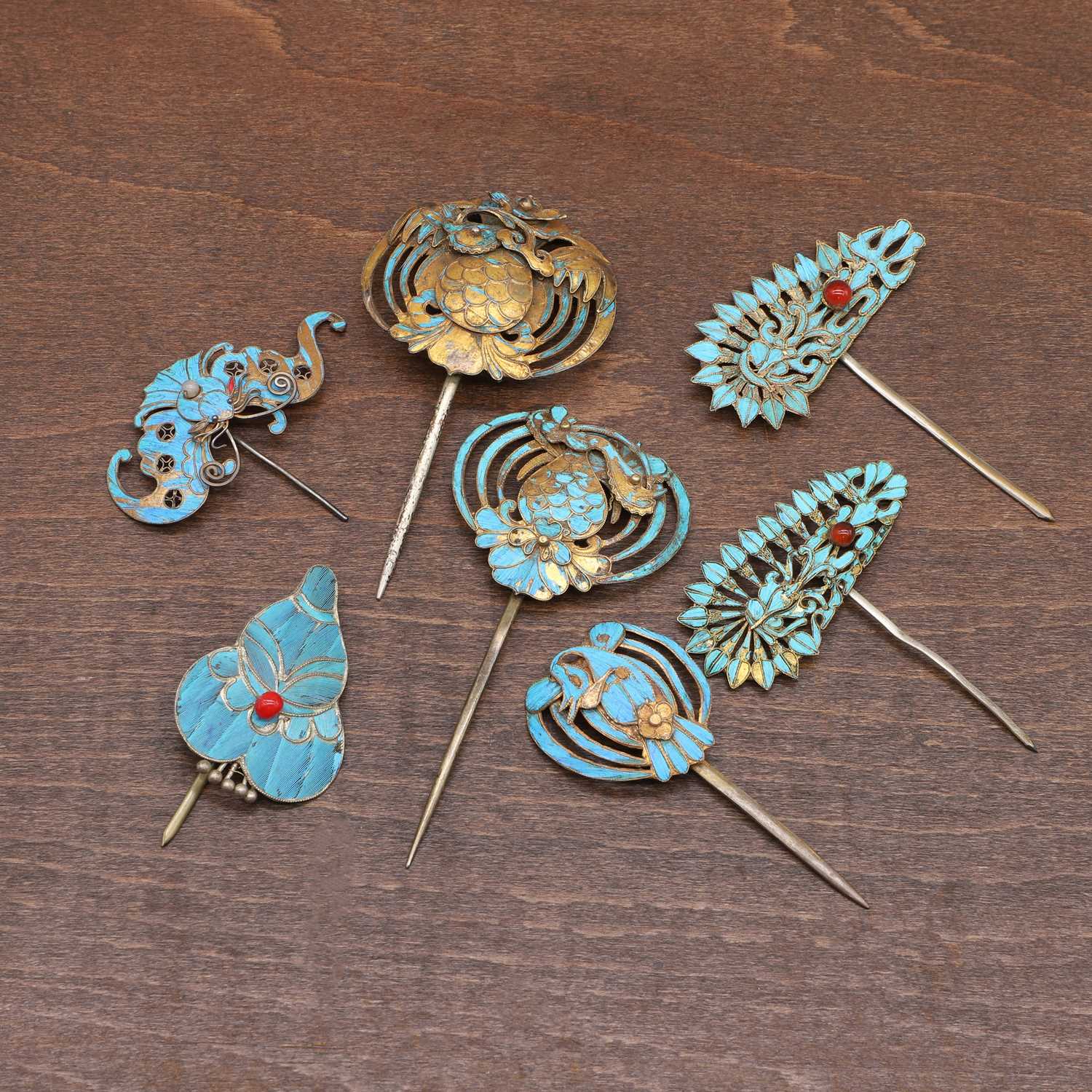 A collection of Chinese gilt-metal and kingfisher feather hairpins, - Bild 3 aus 5